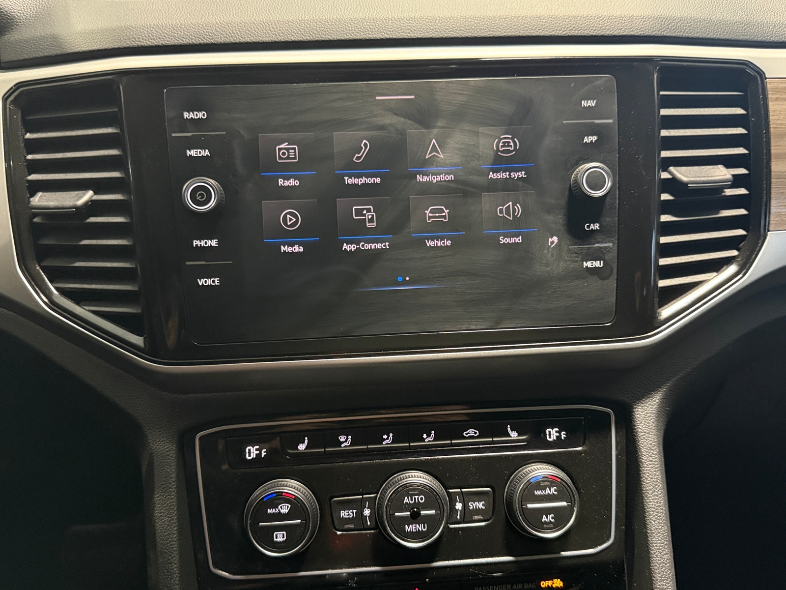 Thumbnail: 2022 Volkswagen Atlas - 3