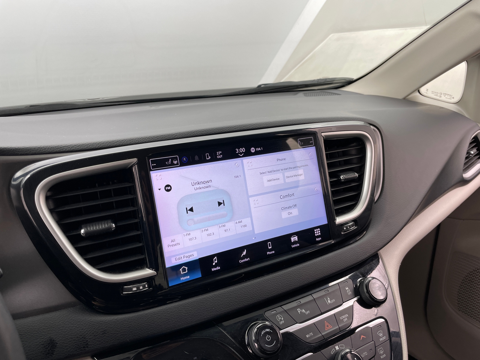 Thumbnail: 2023 Chrysler Pacifica - 3