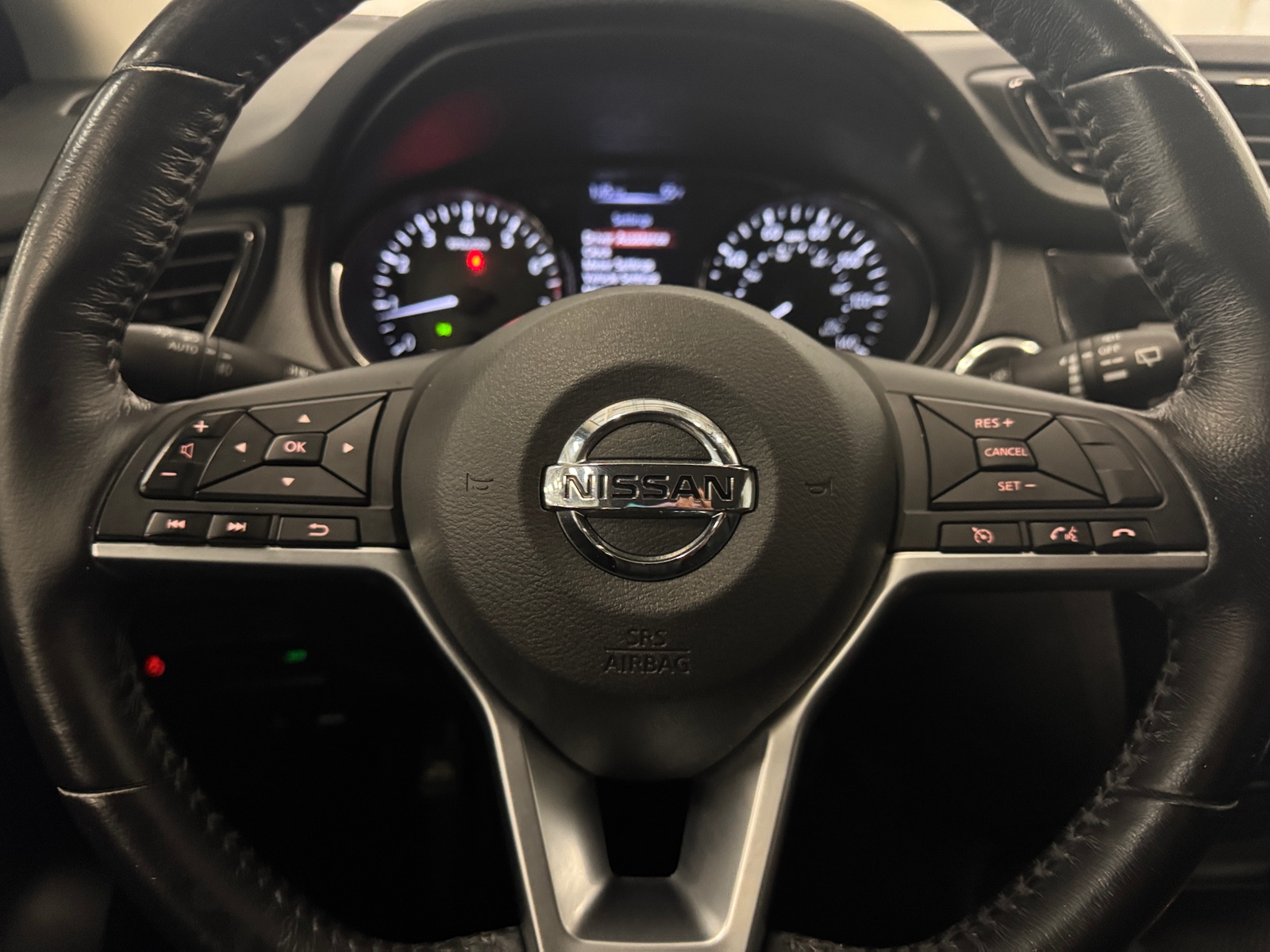 Thumbnail: 2017 Nissan Rogue Sport - 4
