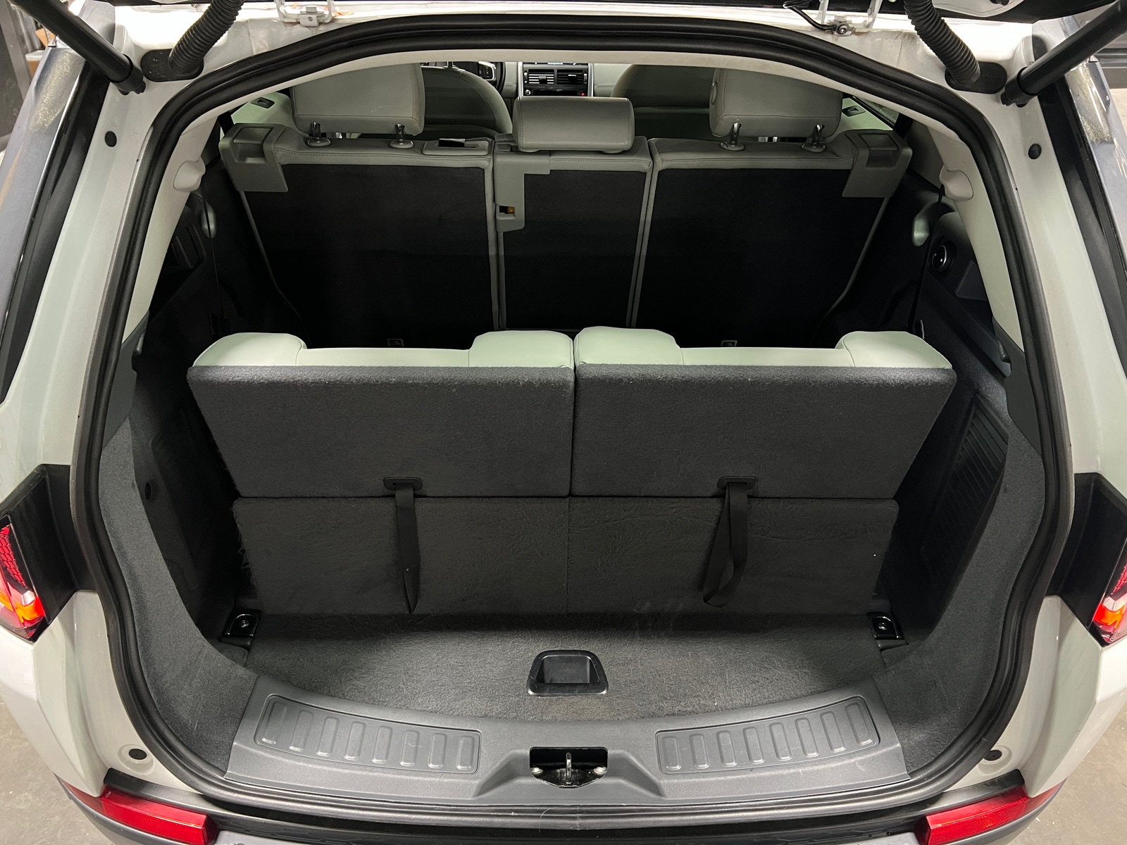 Thumbnail: 2017 Land Rover Discovery Sport - 6