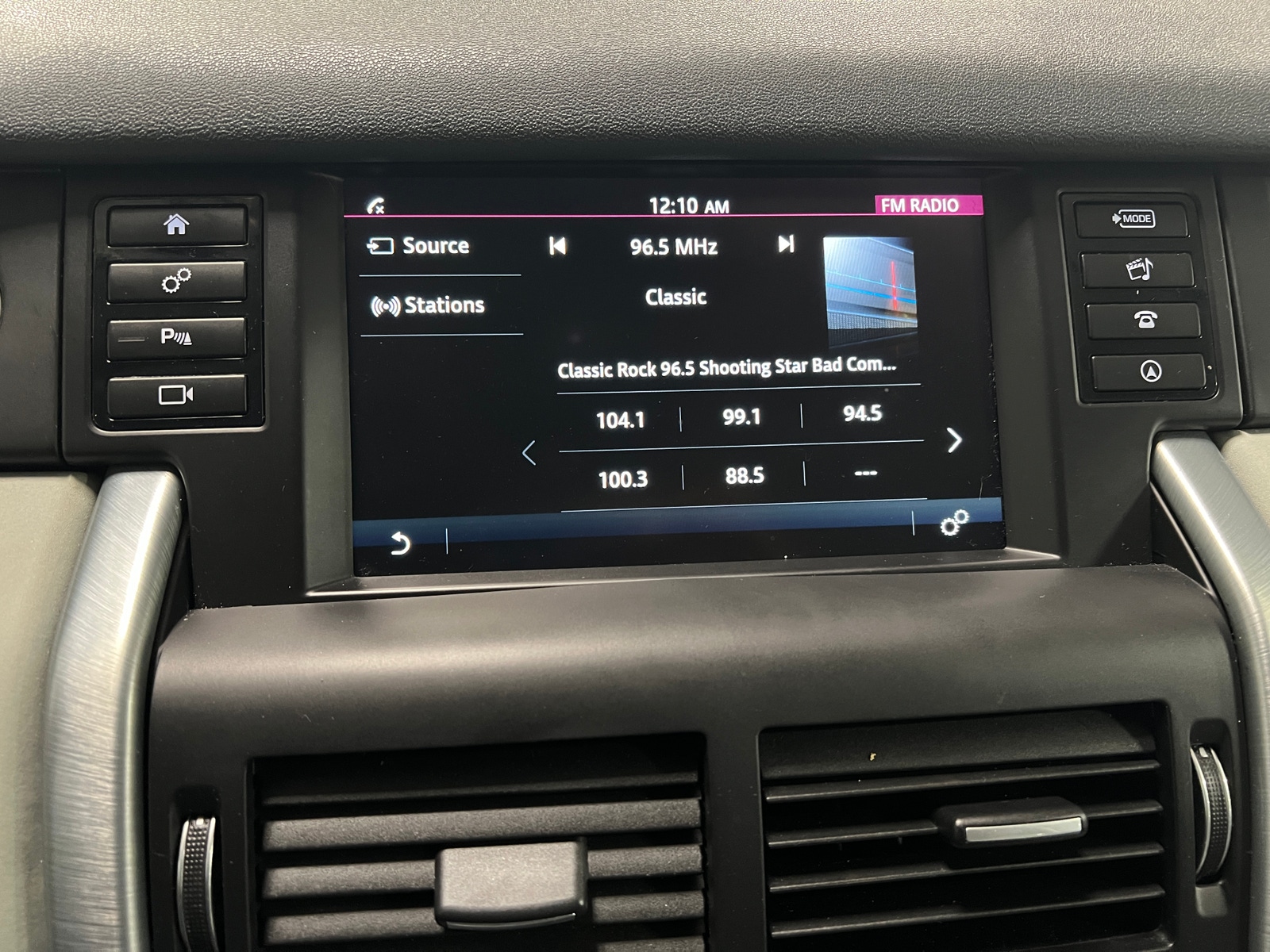 Thumbnail: 2017 Land Rover Discovery Sport - 3