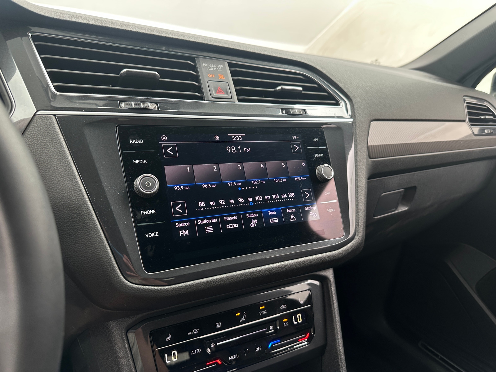 Thumbnail: 2023 Volkswagen Tiguan - 3