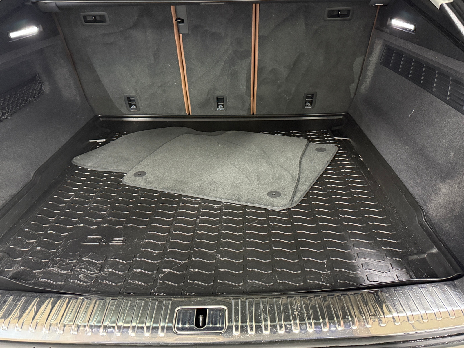 Thumbnail: 2023 Audi Q8 - 6