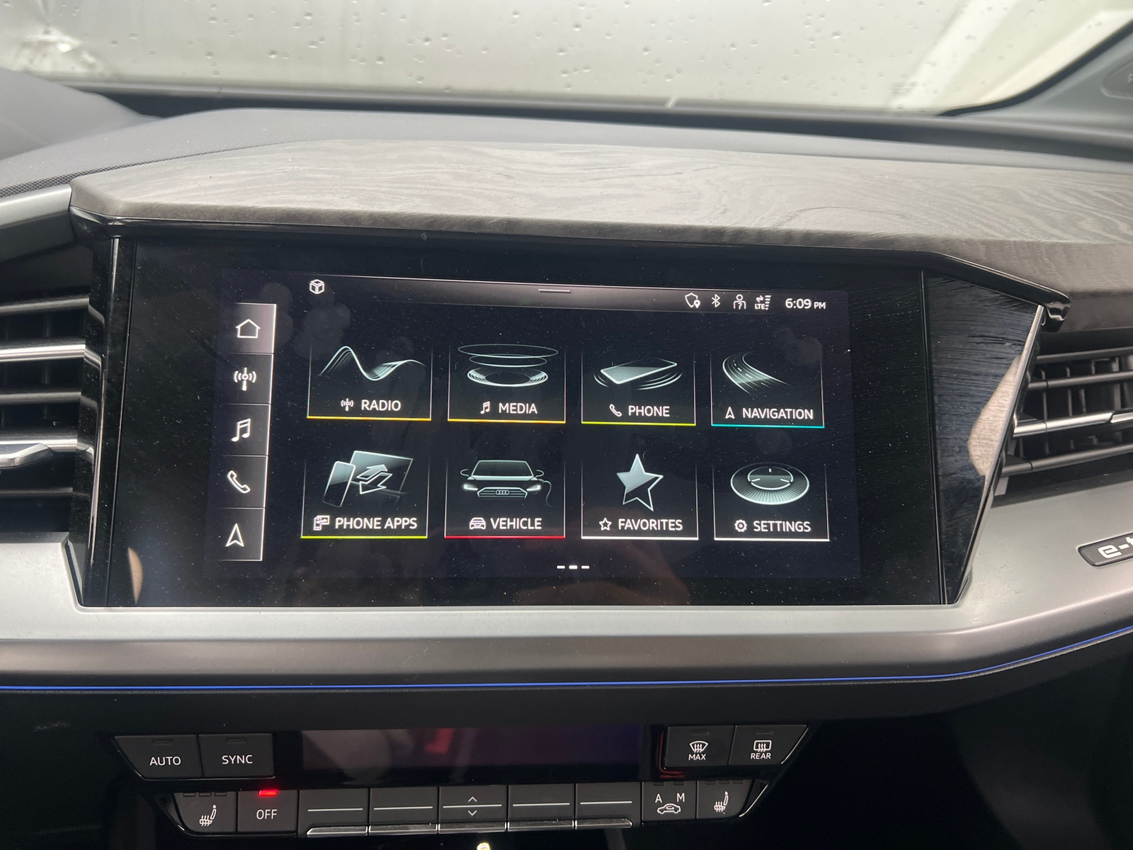 Thumbnail: 2022 Audi Q4 e-tron - 3