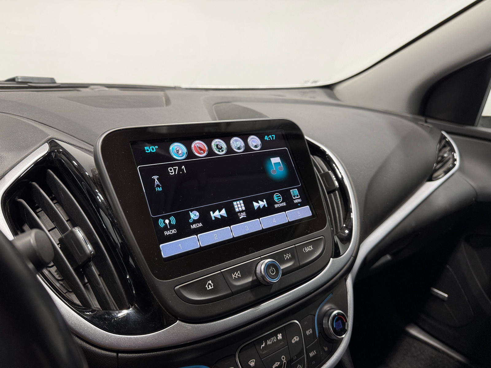 Thumbnail: 2018 Chevrolet Volt - 3