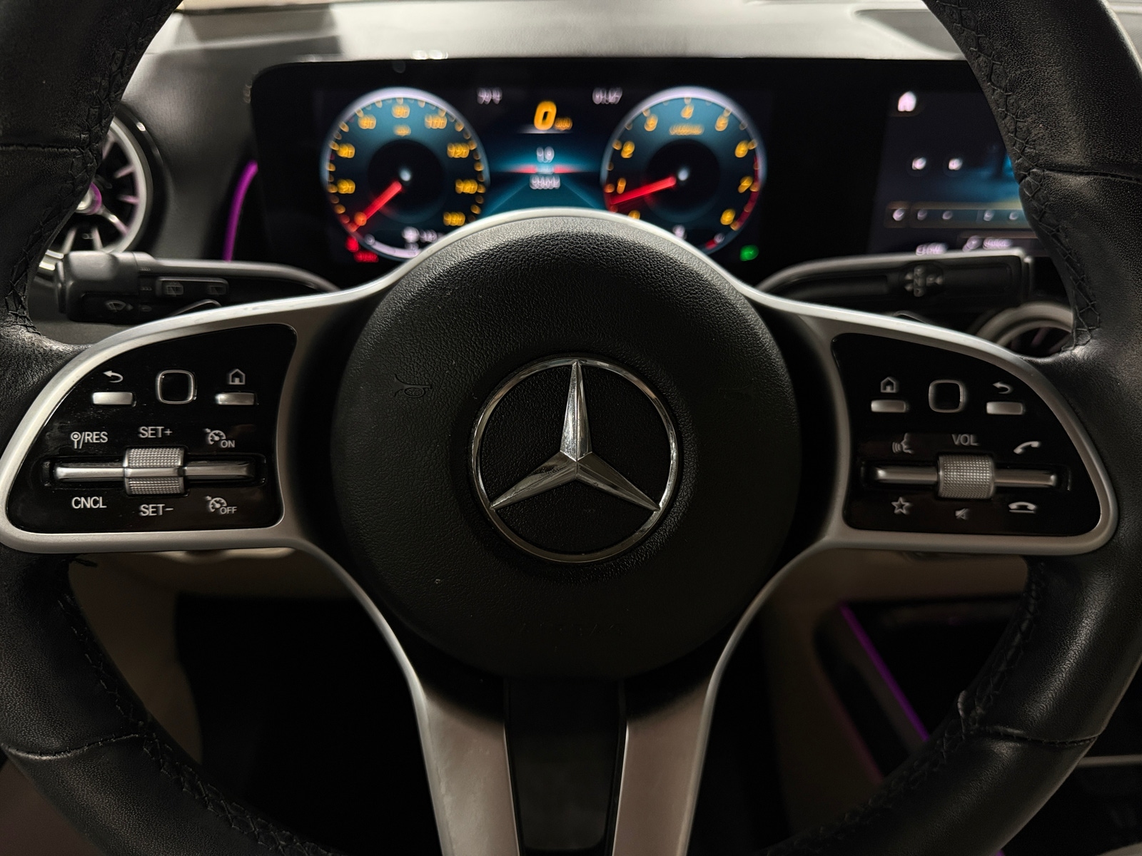 Thumbnail: 2021 Mercedes-Benz GLB - 4