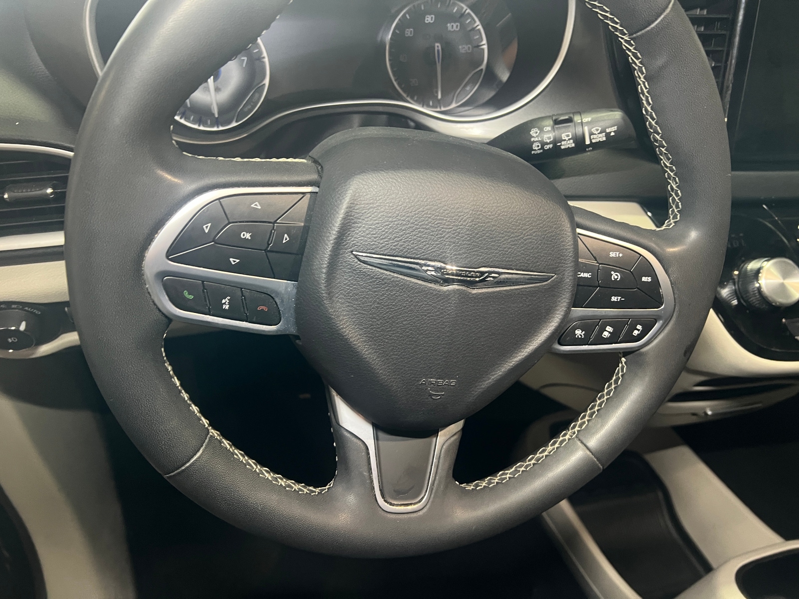 Thumbnail: 2023 Chrysler Pacifica - 4