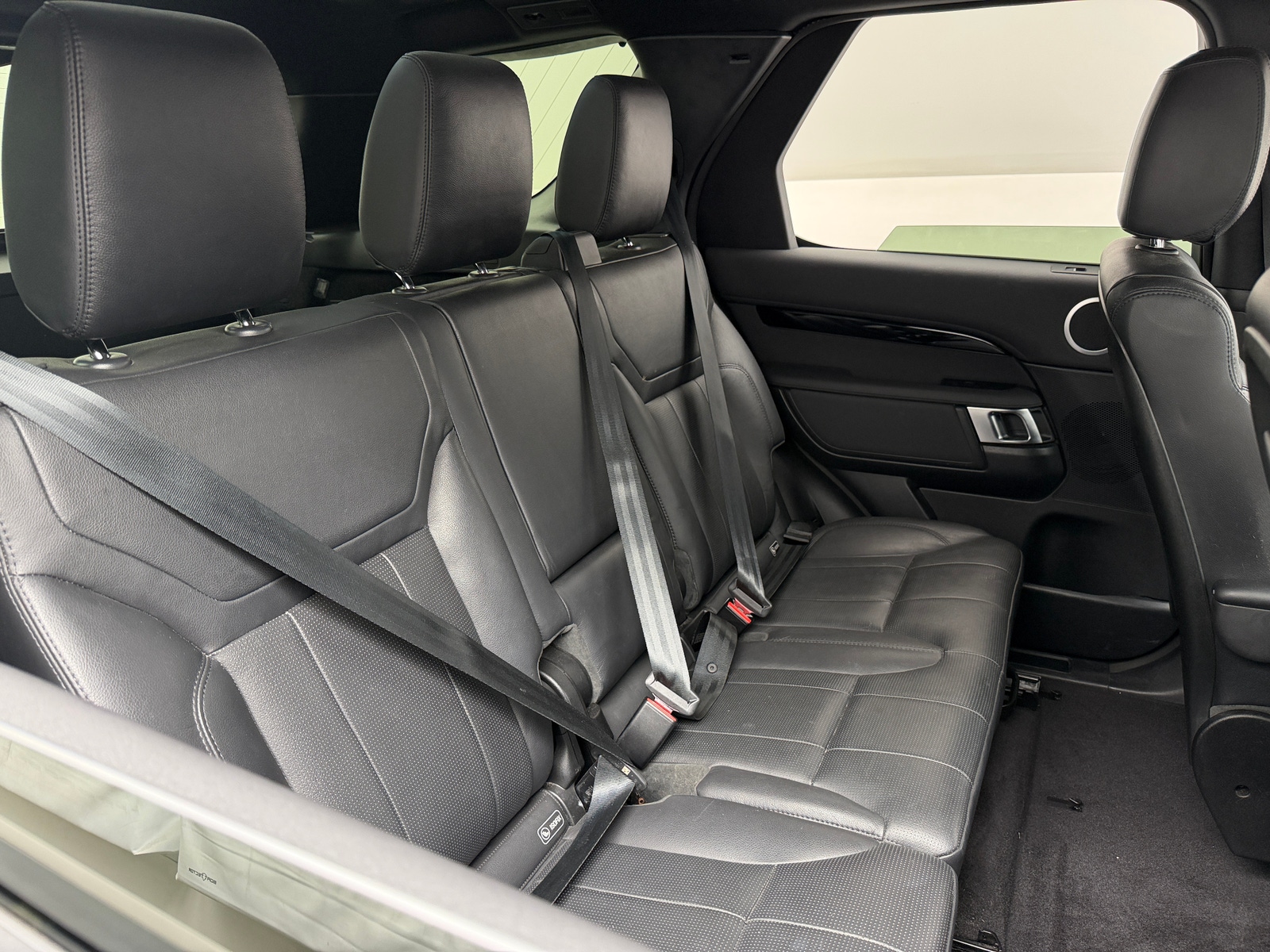 Thumbnail: 2020 Land Rover Discovery - 5