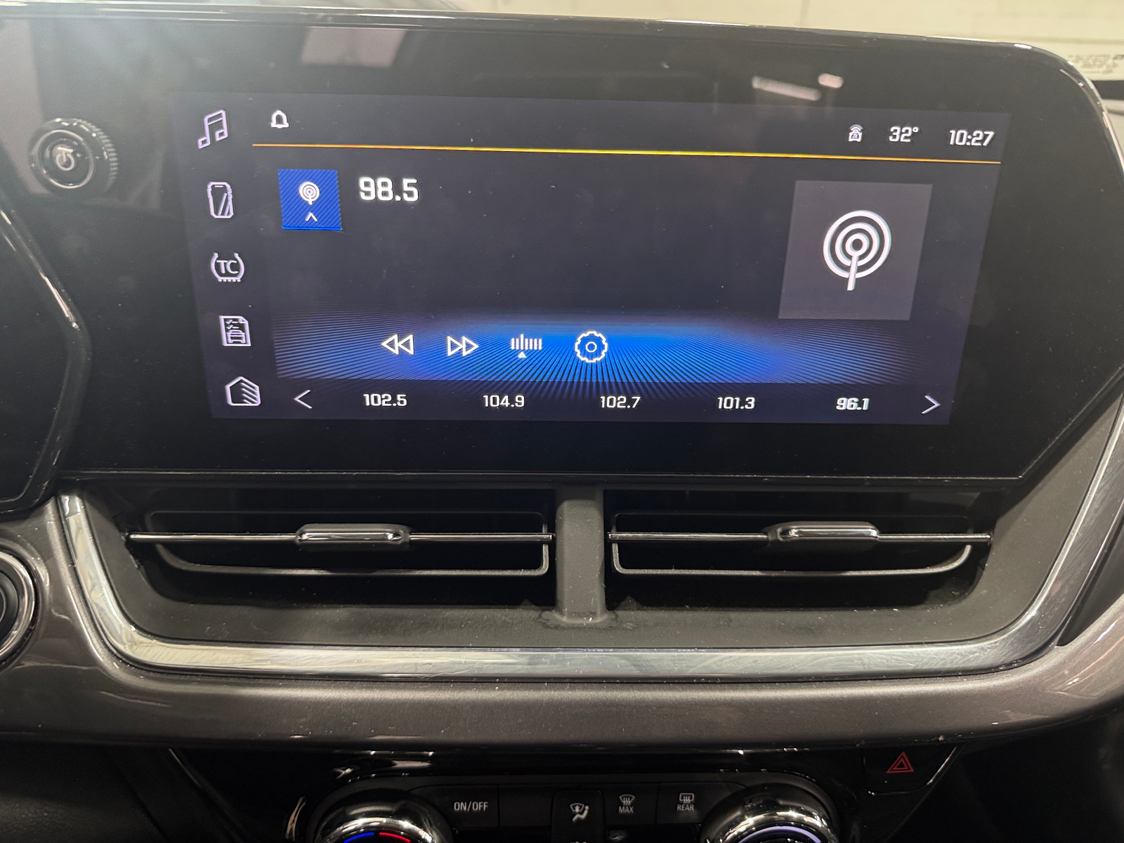 Thumbnail: 2025 Chevrolet Trax - 3