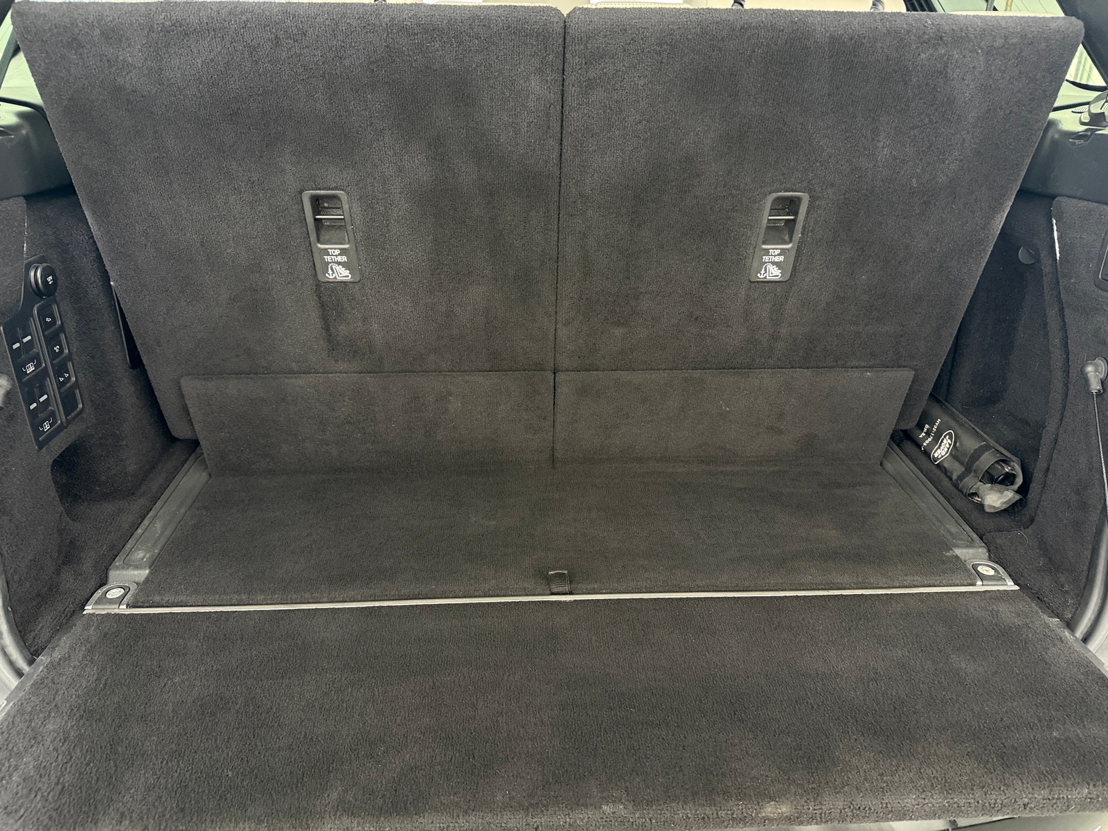 Thumbnail: 2020 Land Rover Discovery - 6