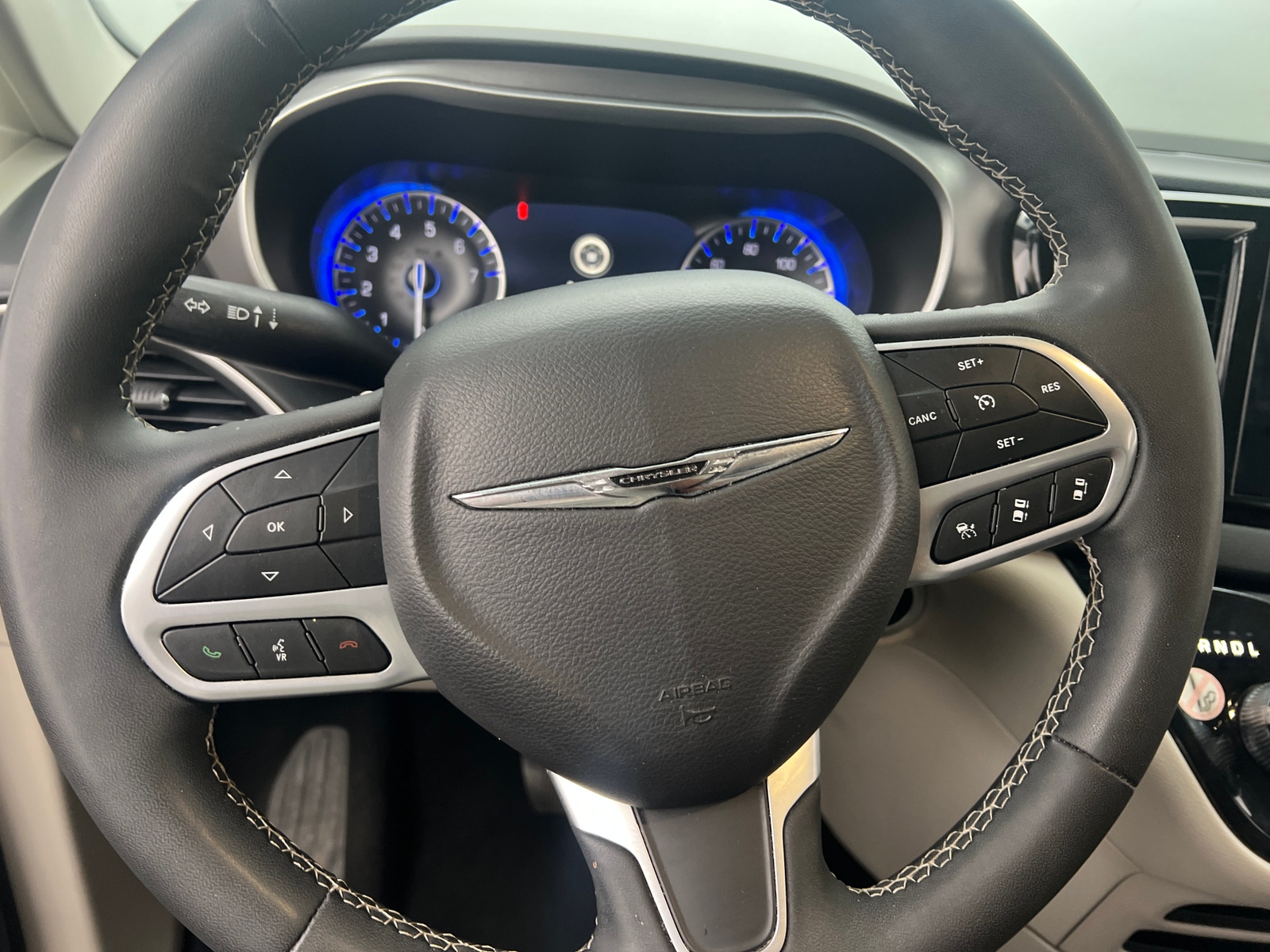 Thumbnail: 2023 Chrysler Pacifica - 4