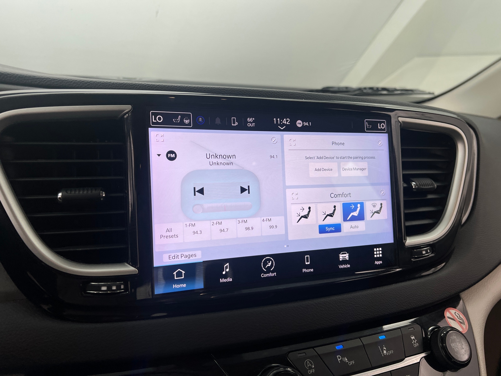 Thumbnail: 2023 Chrysler Pacifica - 3