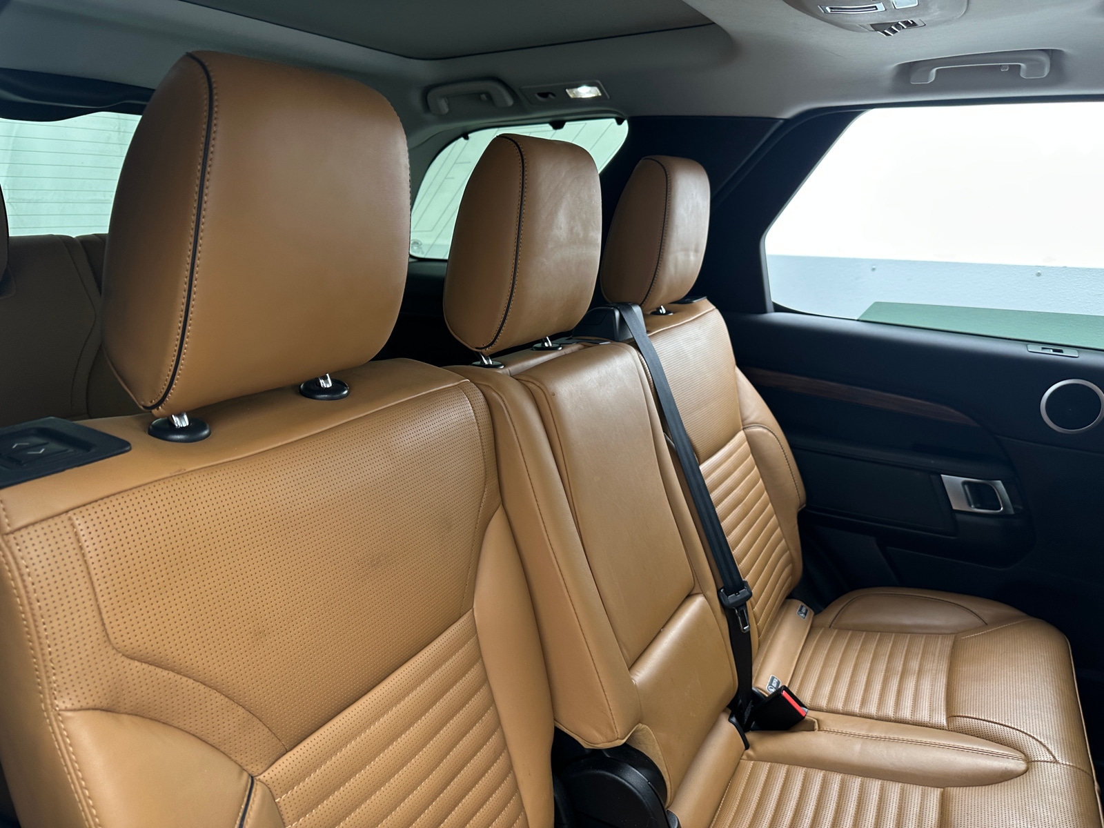 Thumbnail: 2017 Land Rover Discovery - 5