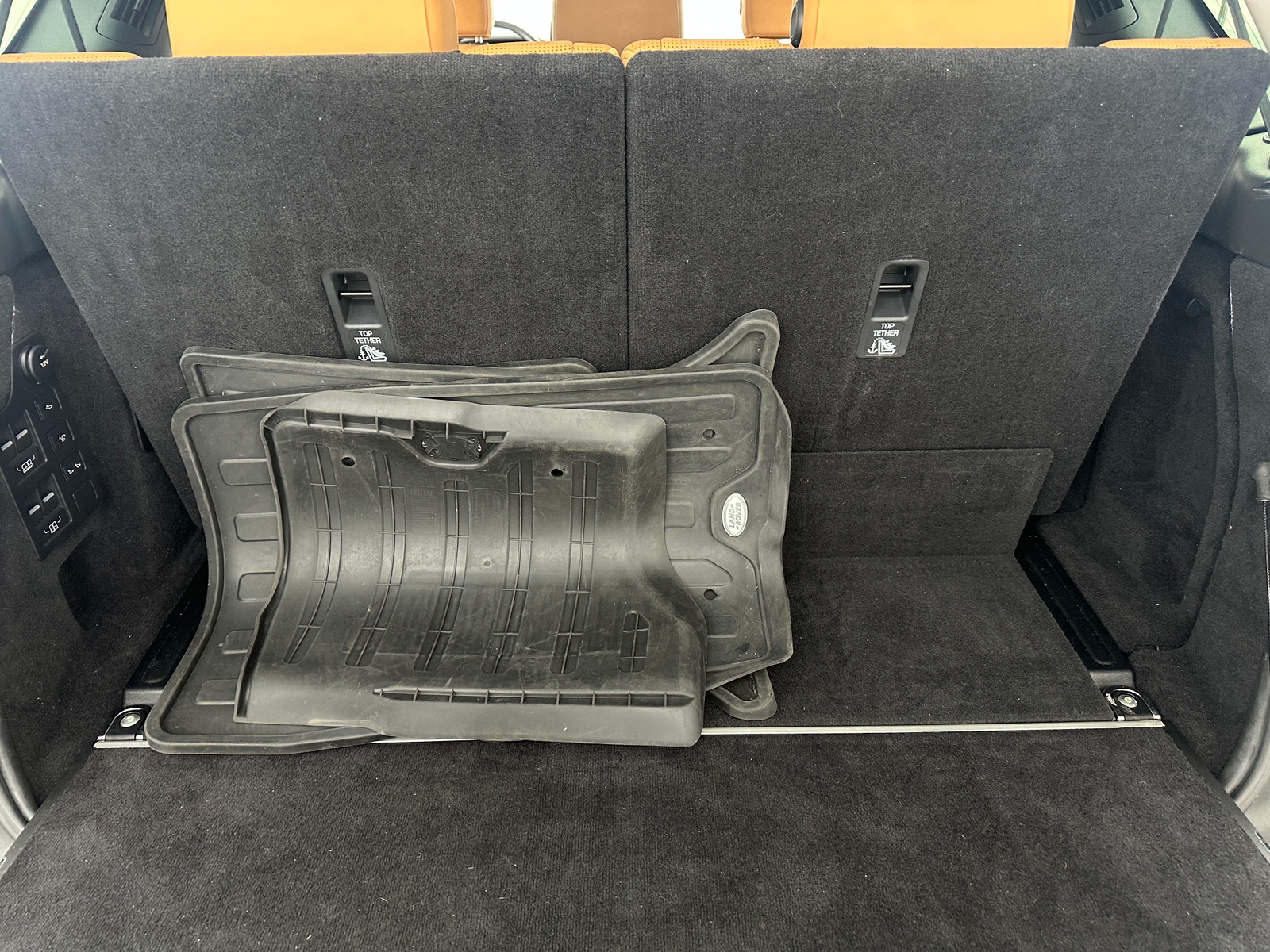 Thumbnail: 2017 Land Rover Discovery - 6