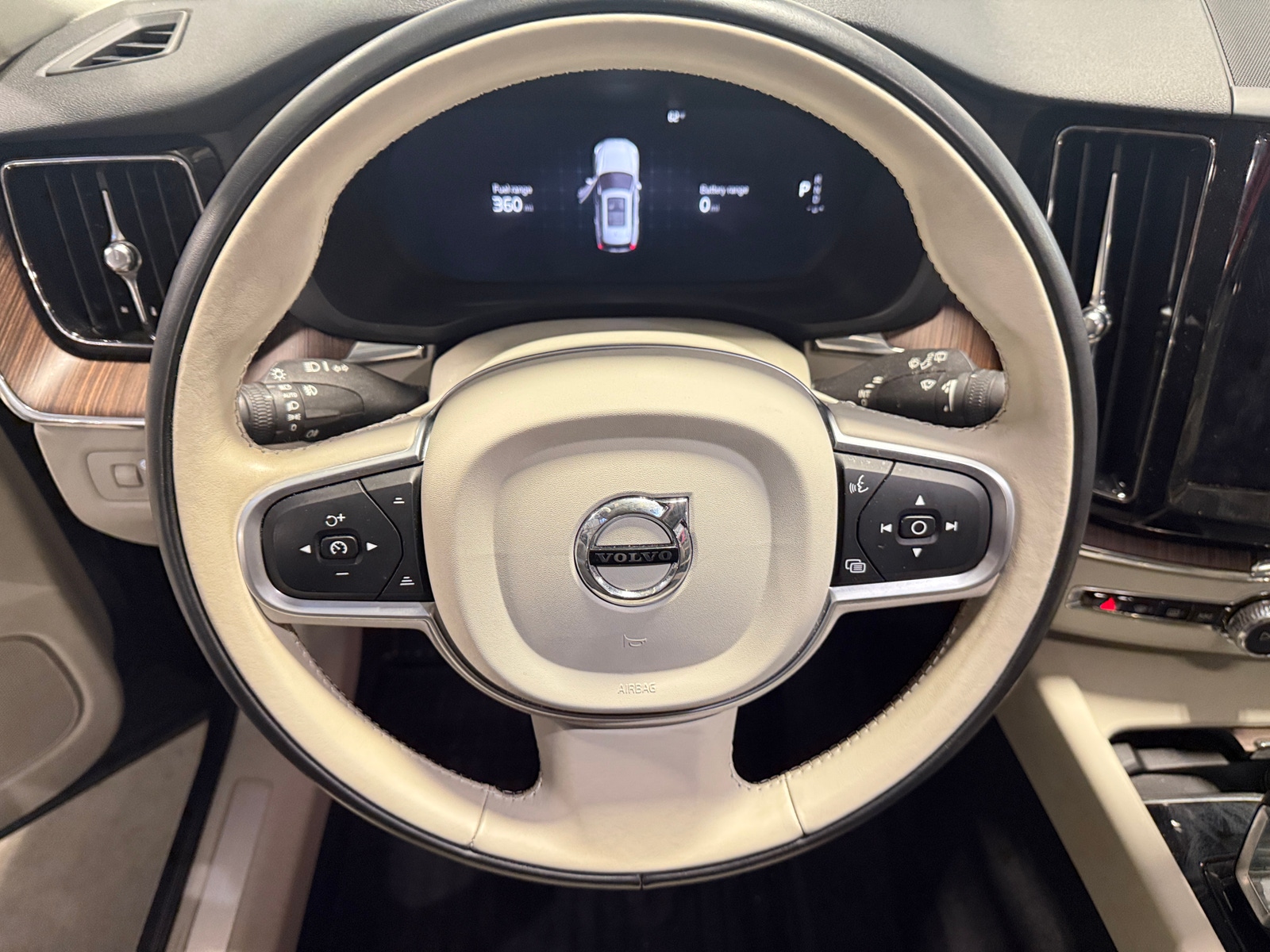 Thumbnail: 2022 Volvo XC60 - 5