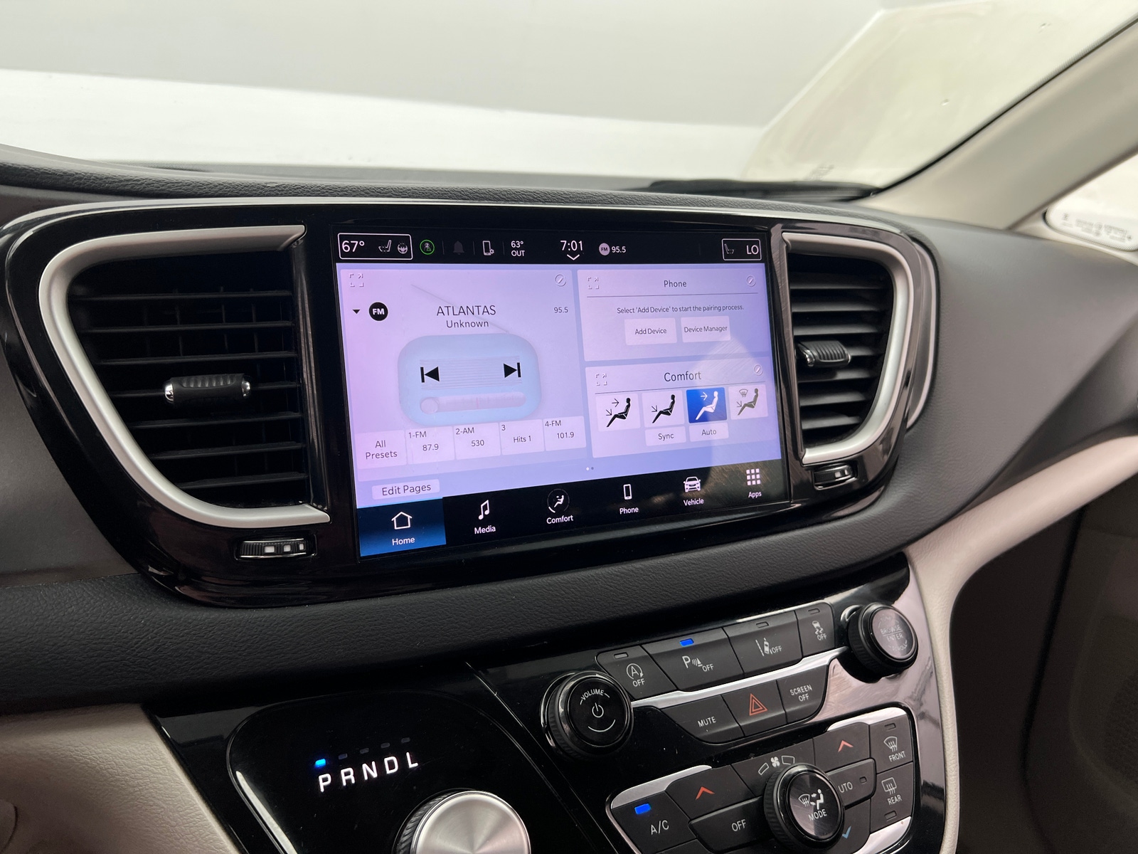 Thumbnail: 2023 Chrysler Pacifica - 3