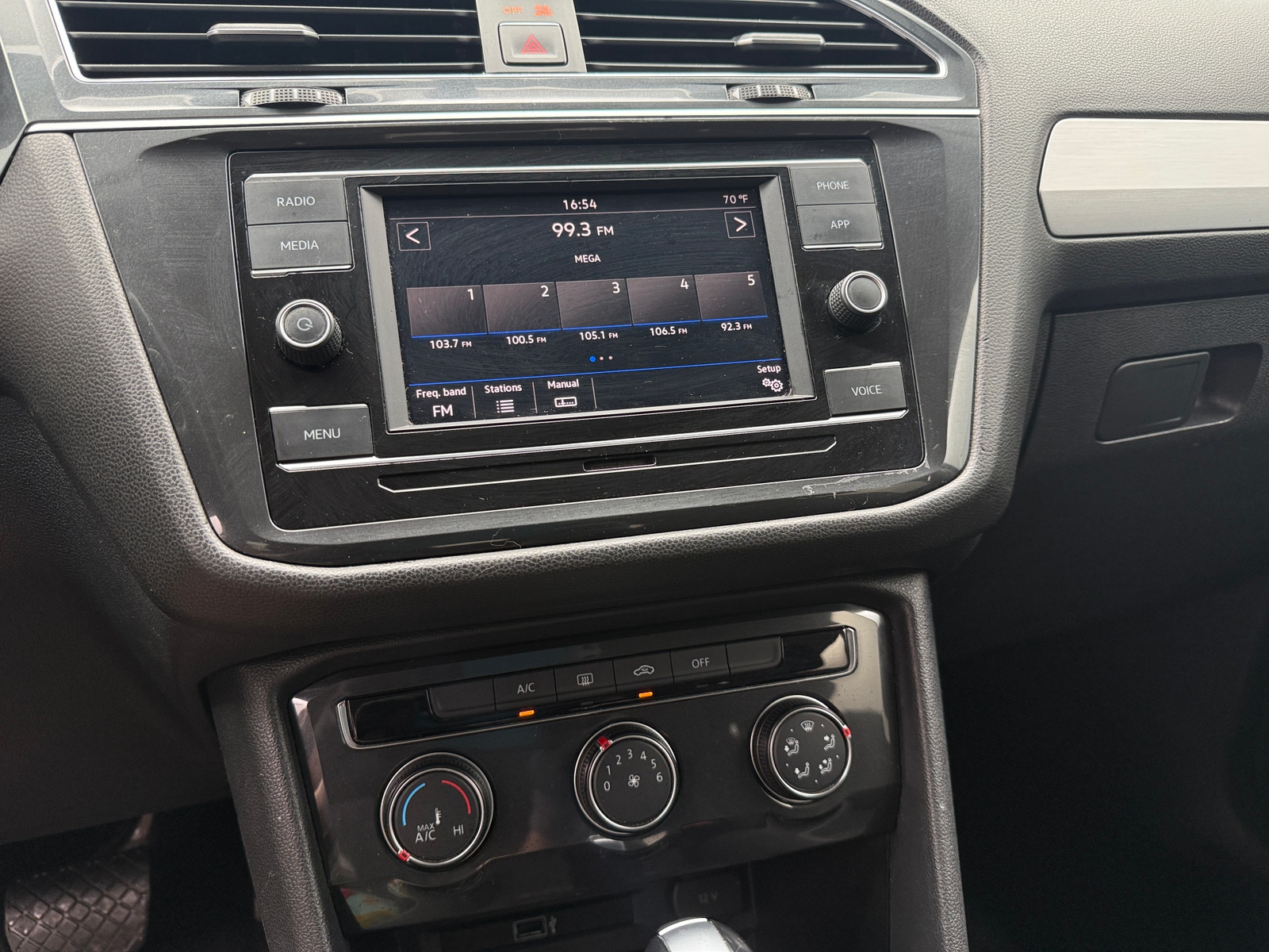 Thumbnail: 2018 Volkswagen Tiguan - 4
