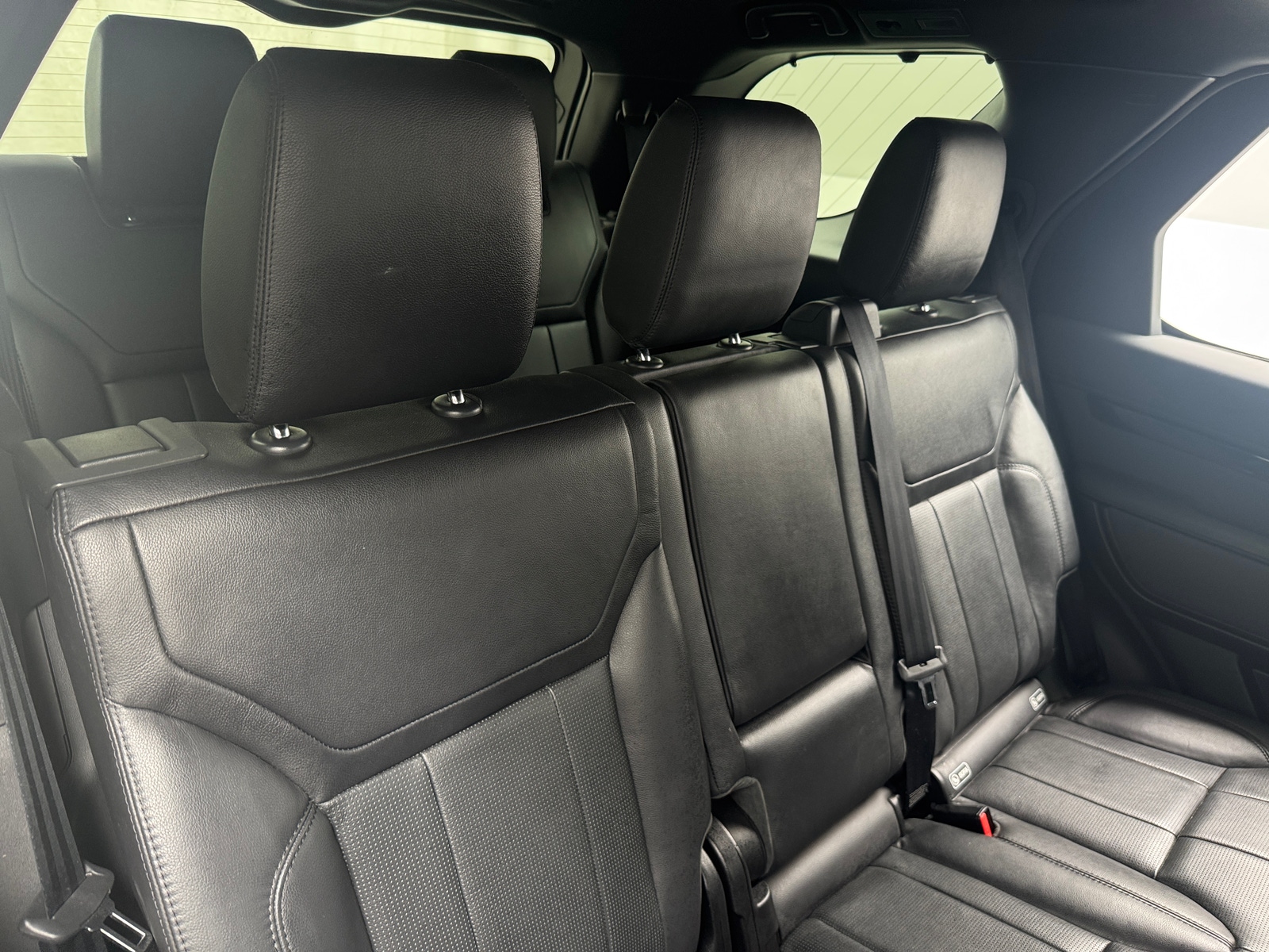 Thumbnail: 2018 Land Rover Discovery - 5