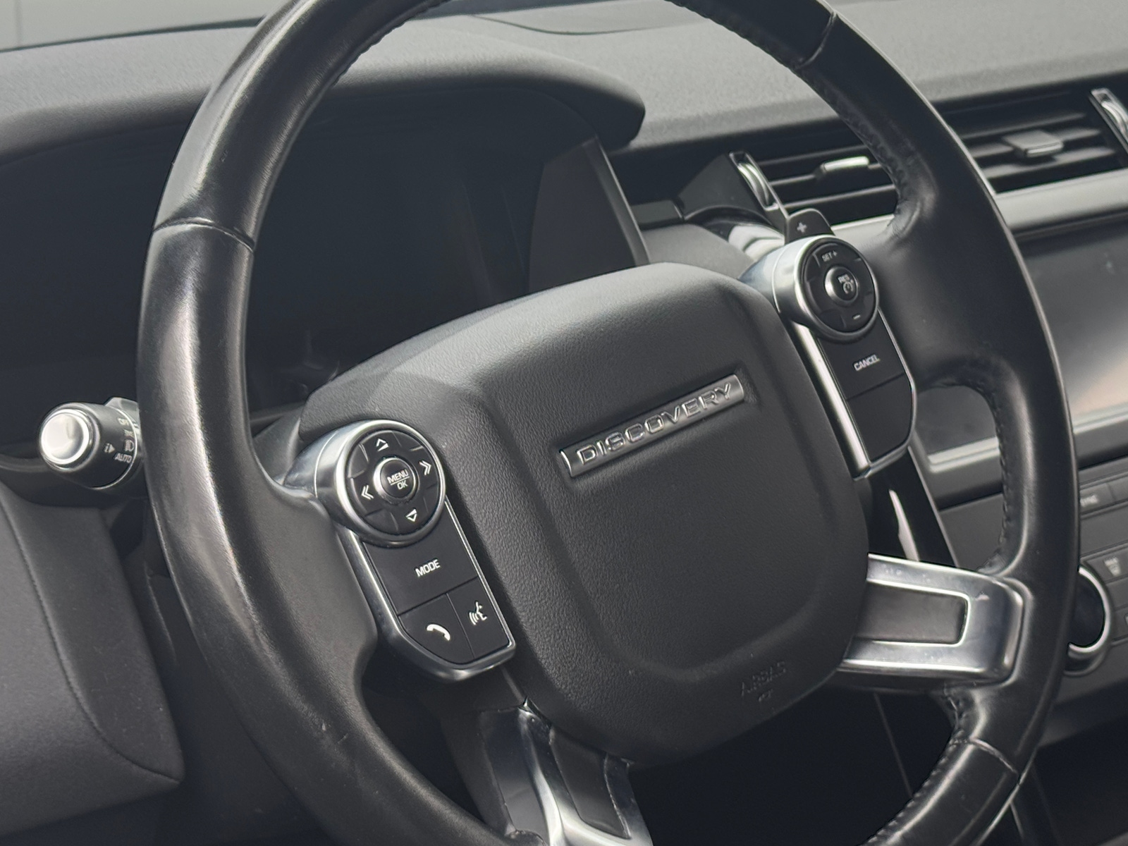 Thumbnail: 2018 Land Rover Discovery - 4