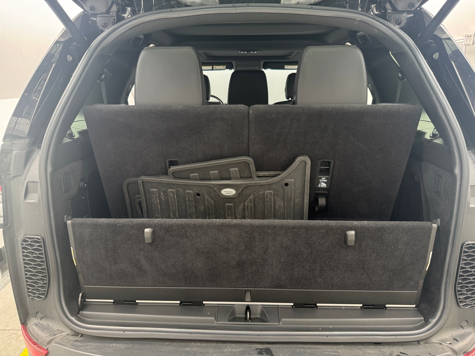 Thumbnail: 2018 Land Rover Discovery - 6