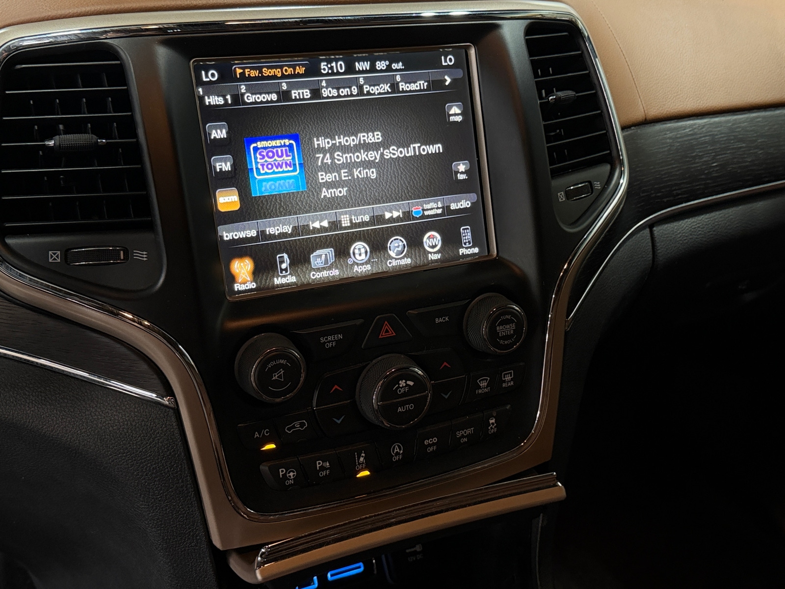 Thumbnail: 2017 Jeep Grand Cherokee - 3