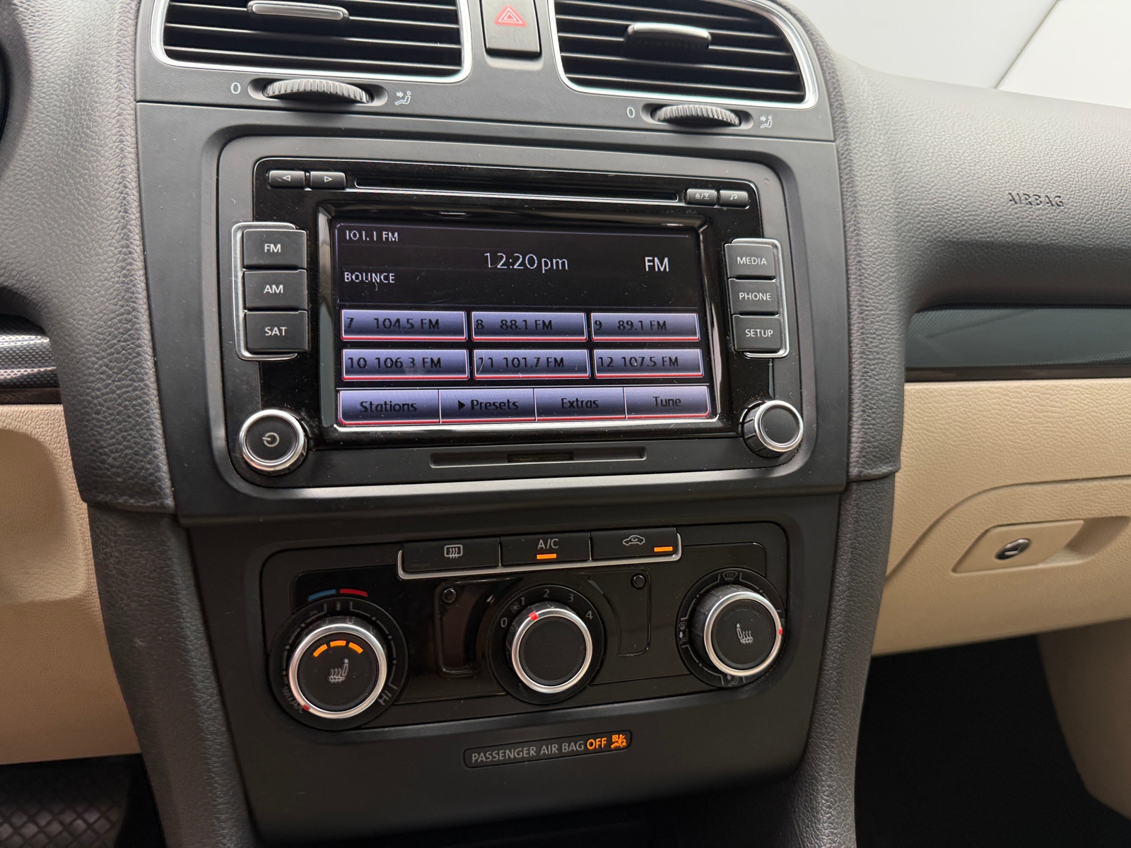 Thumbnail: 2014 Volkswagen Jetta - 3