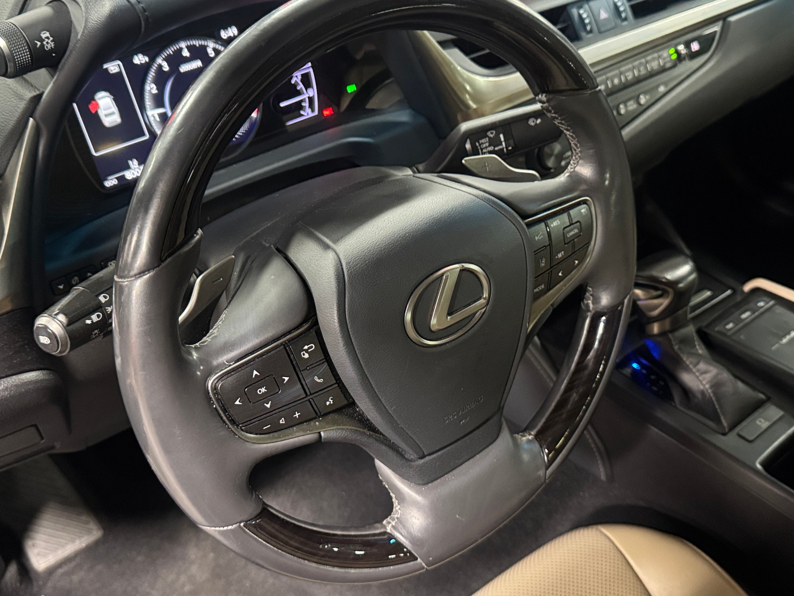 Thumbnail: 2020 Lexus ES - 4