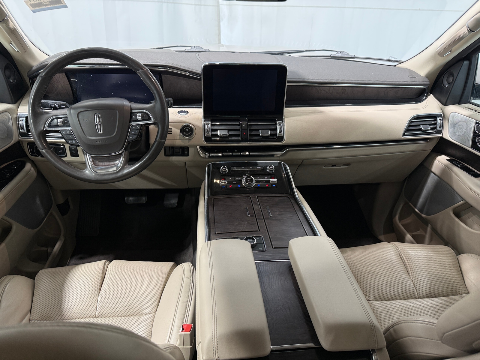 Thumbnail: 2021 Lincoln Navigator L - 2