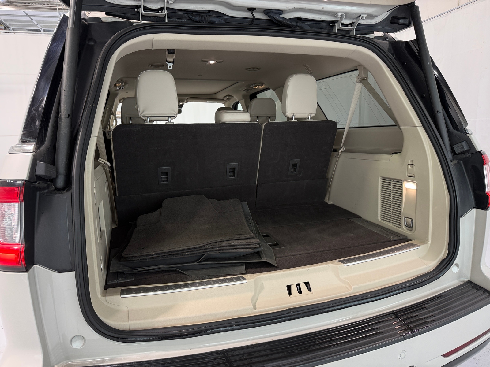 Thumbnail: 2021 Lincoln Navigator L - 6