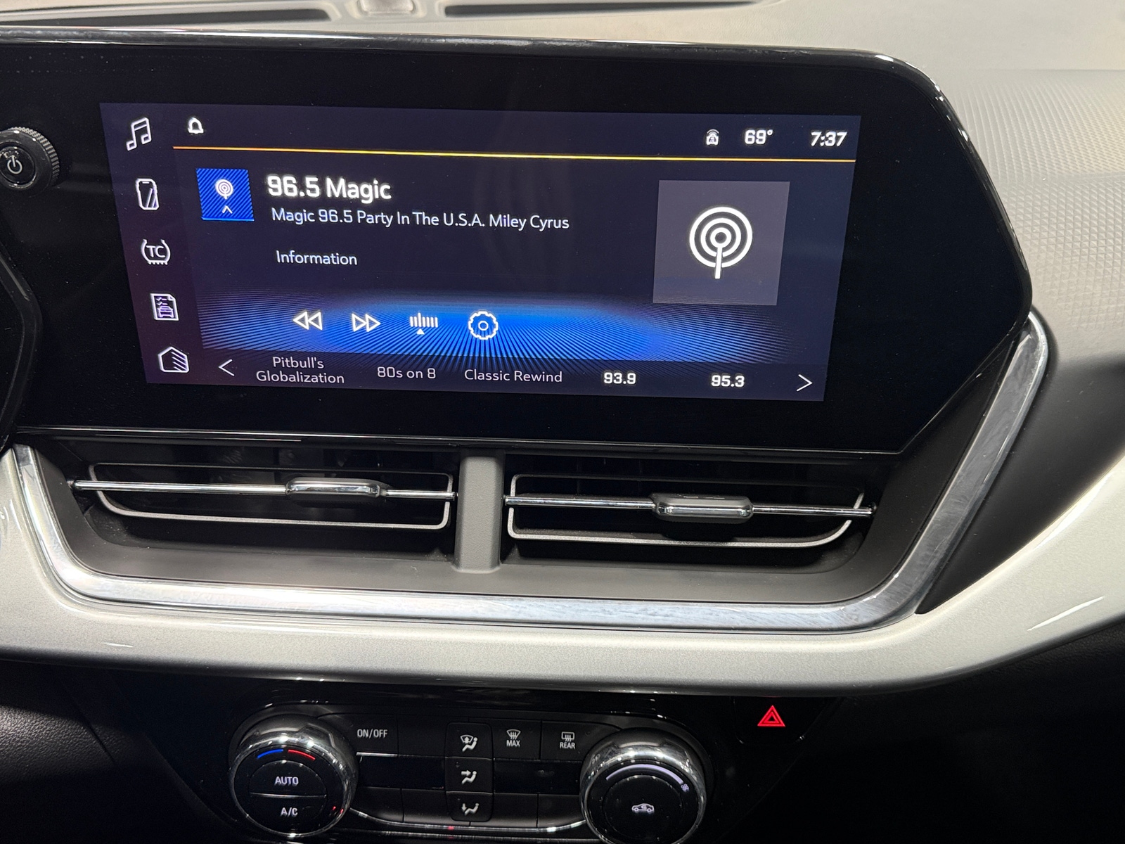 Thumbnail: 2025 Chevrolet Trax - 4