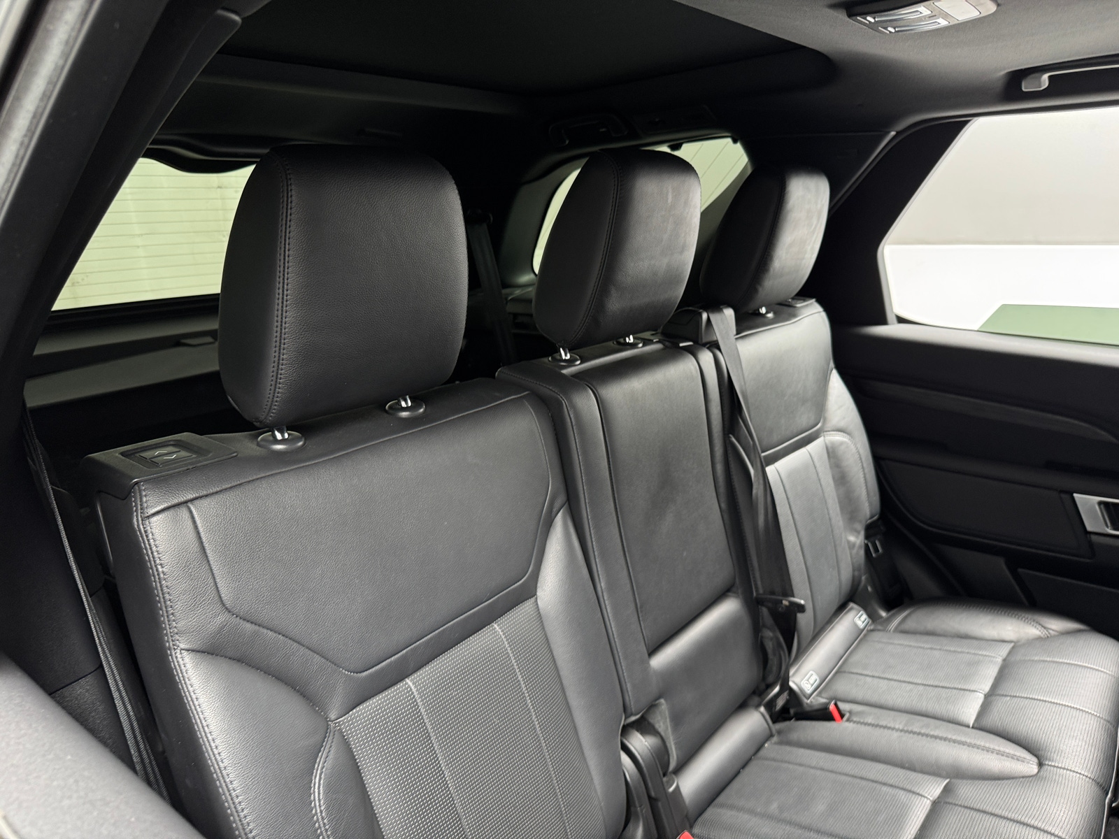 Thumbnail: 2020 Land Rover Discovery - 5