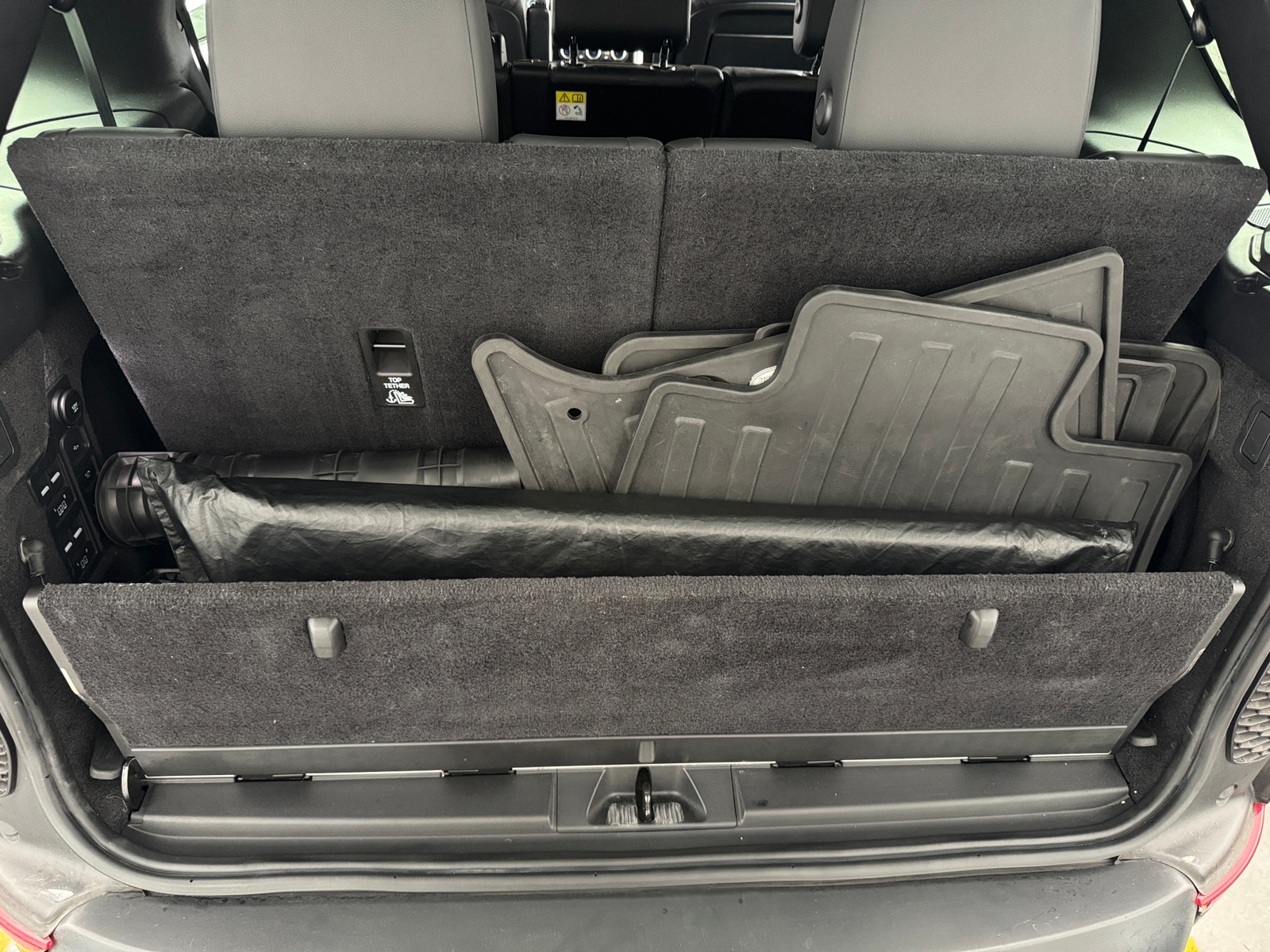 Thumbnail: 2020 Land Rover Discovery - 6