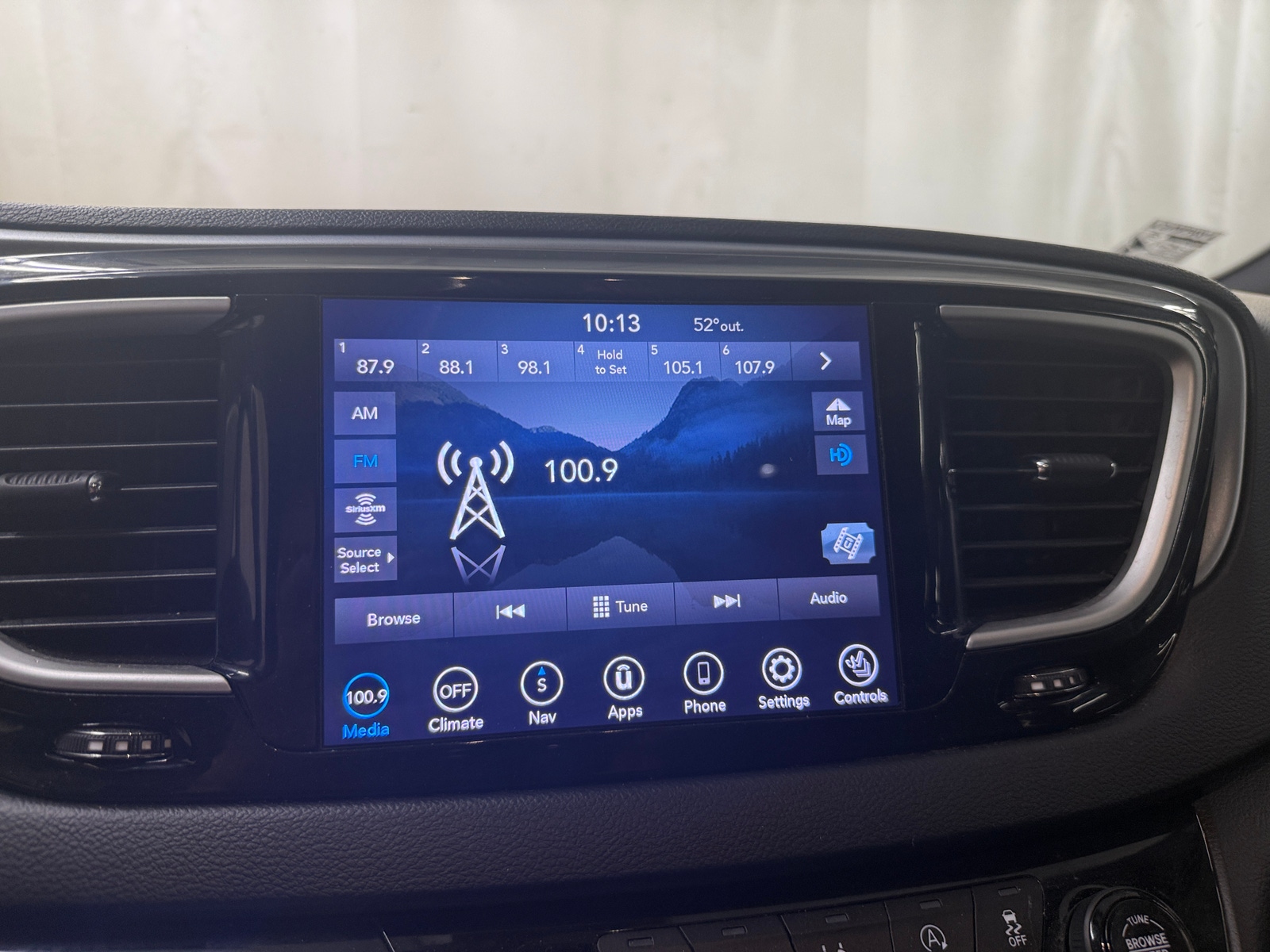 Thumbnail: 2020 Chrysler Pacifica - 3