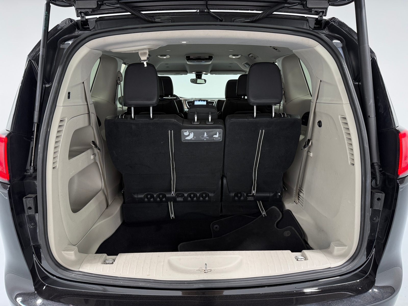 Thumbnail: 2018 Chrysler Pacifica - 6