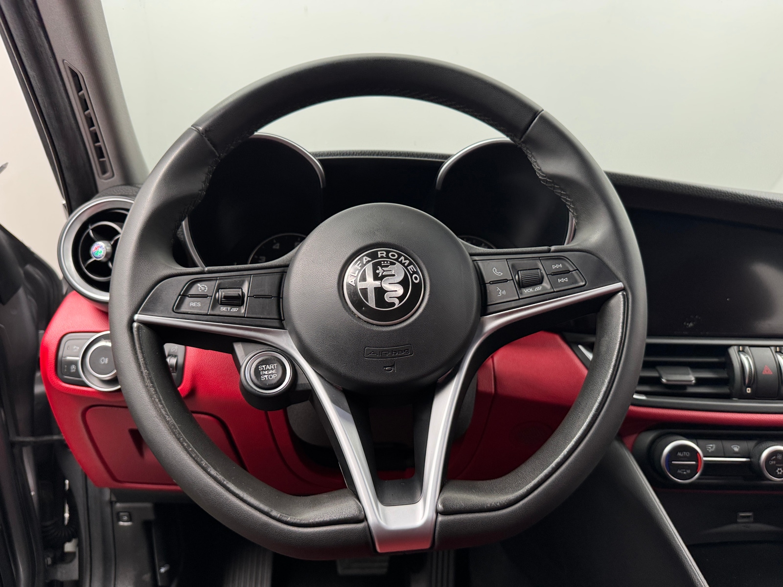 Thumbnail: 2017 Alfa Romeo Giulia - 4
