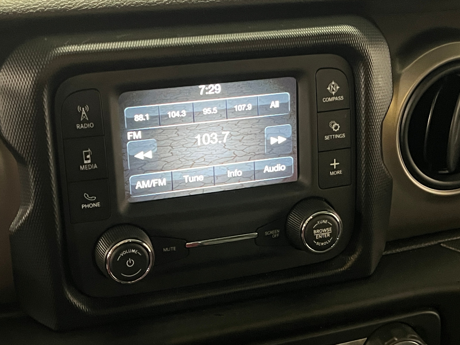 Thumbnail: 2019 Jeep Wrangler - 3