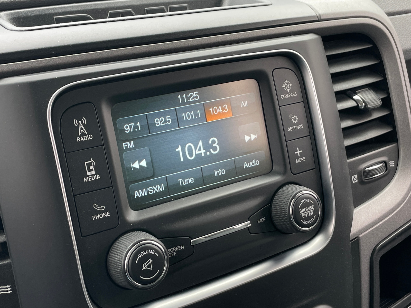 Thumbnail: 2020 RAM 1500 Classic - 3