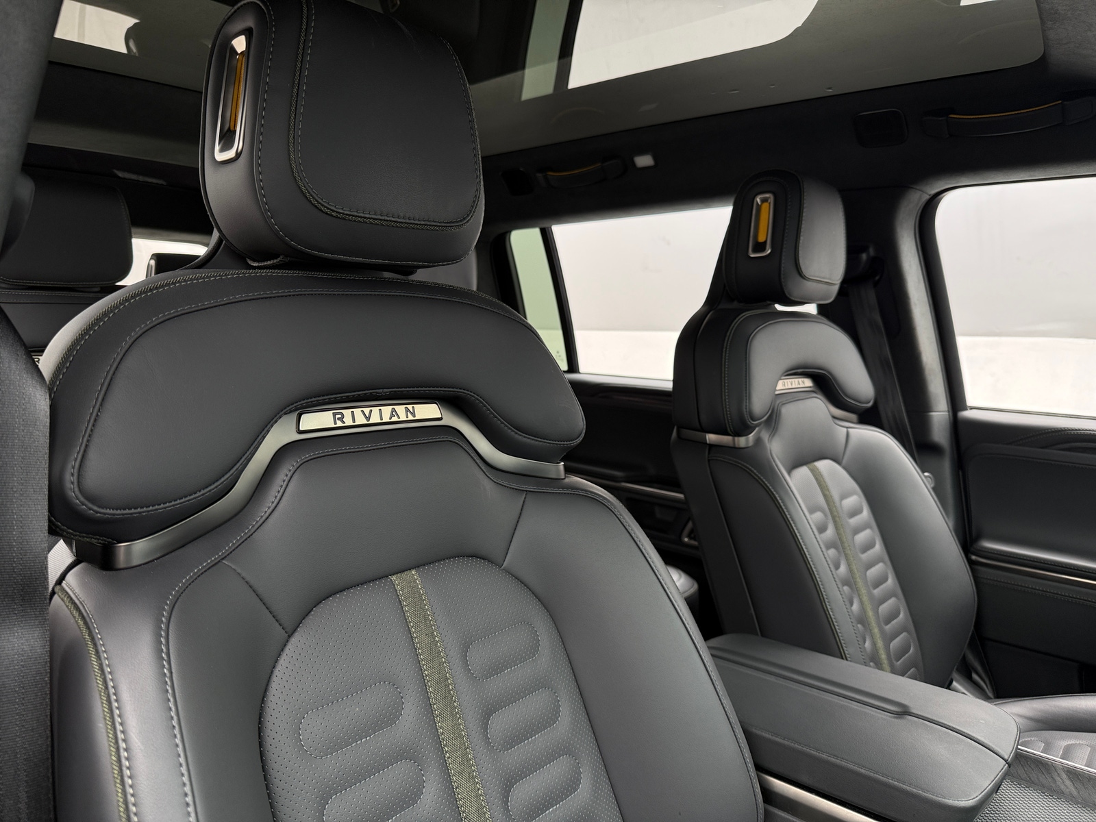 Thumbnail: 2024 Rivian R1S - 2