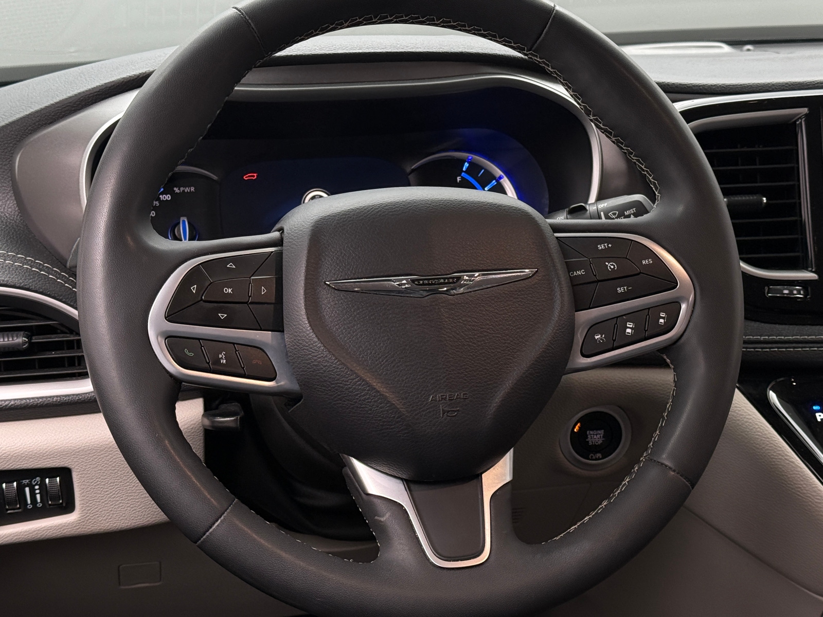 Thumbnail: 2023 Chrysler Pacifica - 4
