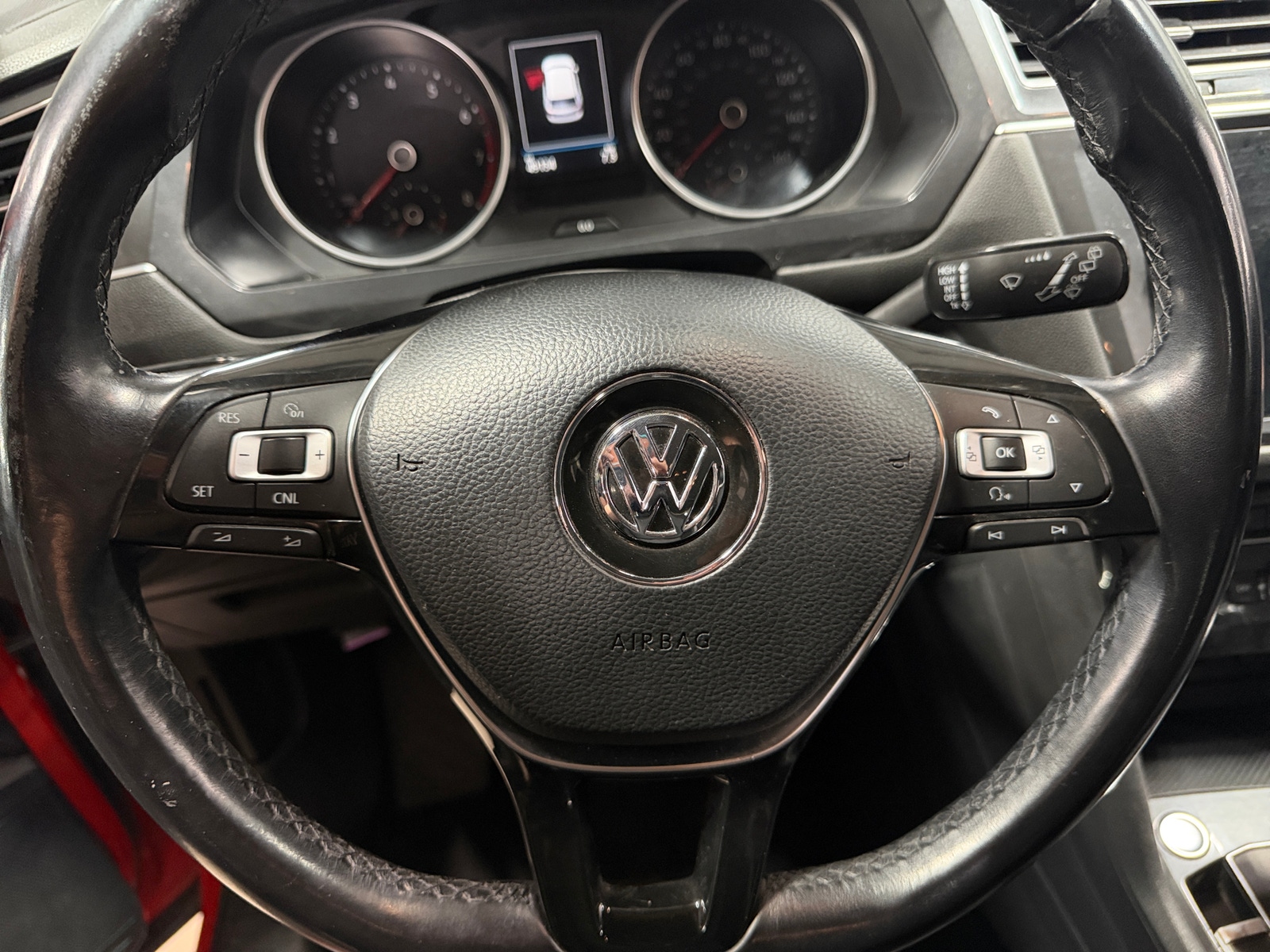 Thumbnail: 2018 Volkswagen Tiguan - 4