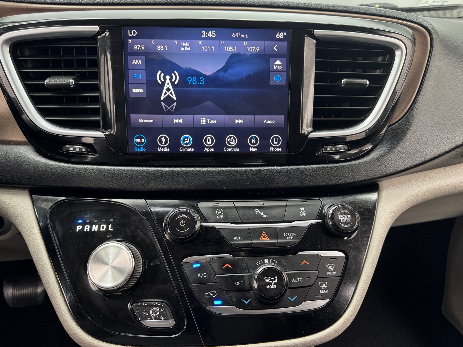 Thumbnail: 2019 Chrysler Pacifica - 3