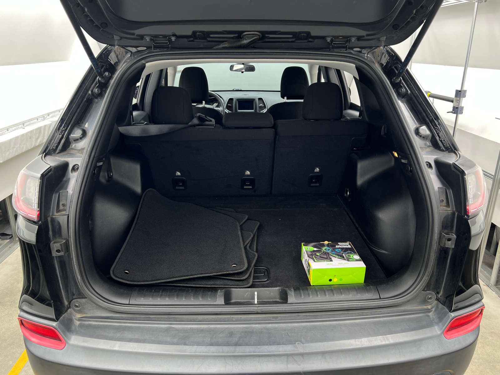 Thumbnail: 2019 Jeep Cherokee - 7