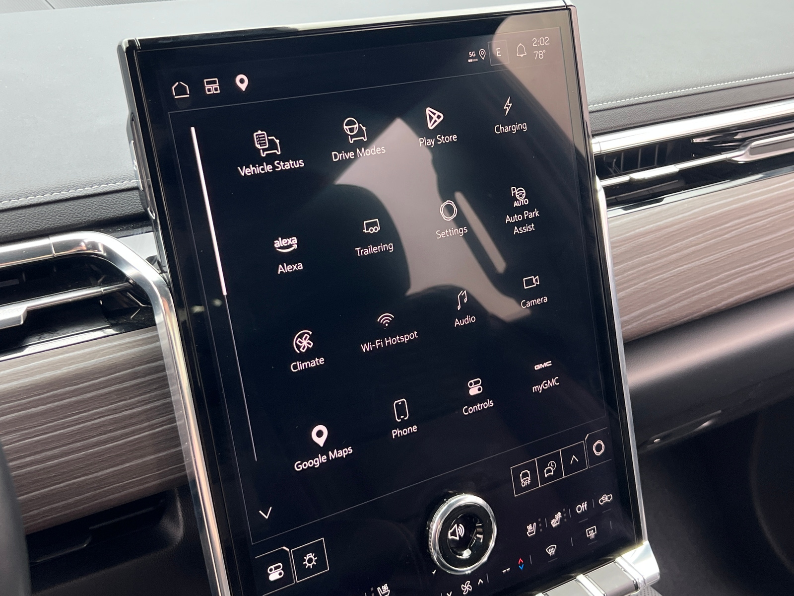 Thumbnail: 2025 GMC Sierra EV - 3