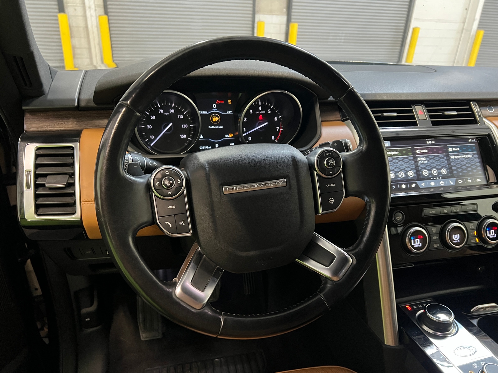 Thumbnail: 2017 Land Rover Discovery - 4