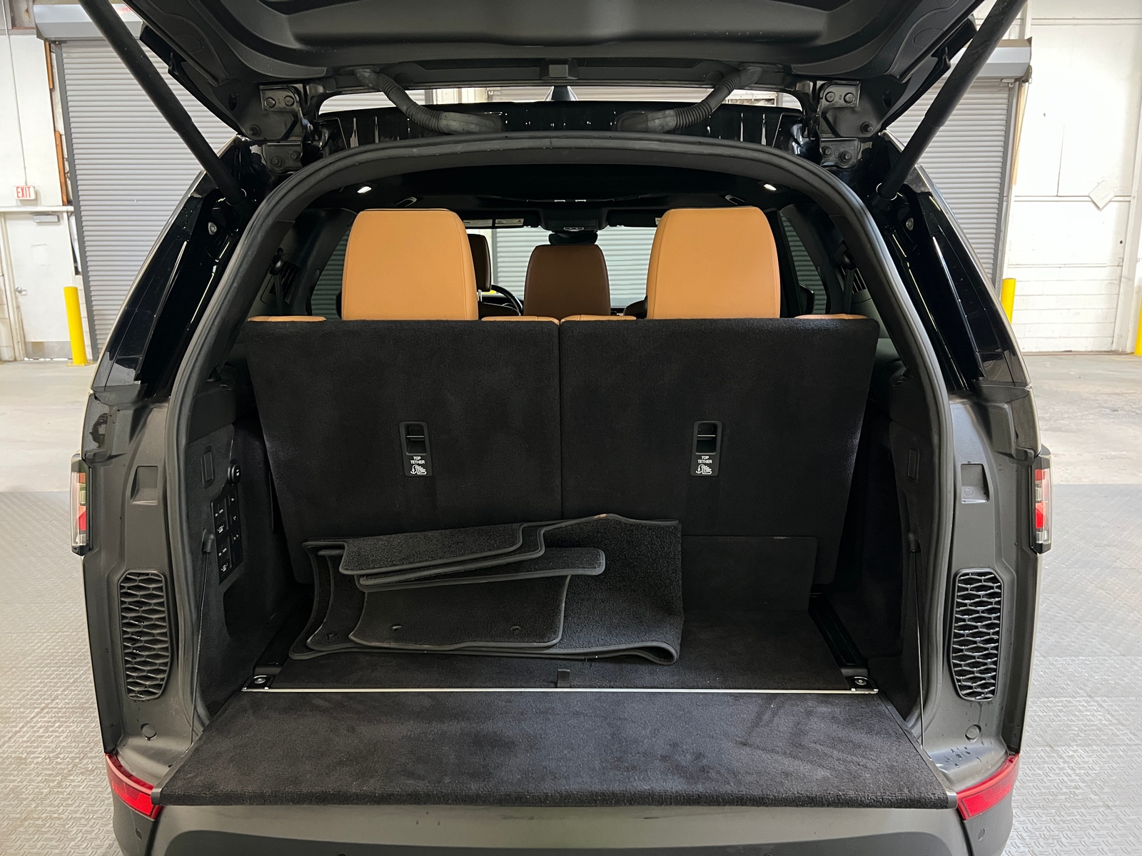 Thumbnail: 2017 Land Rover Discovery - 6