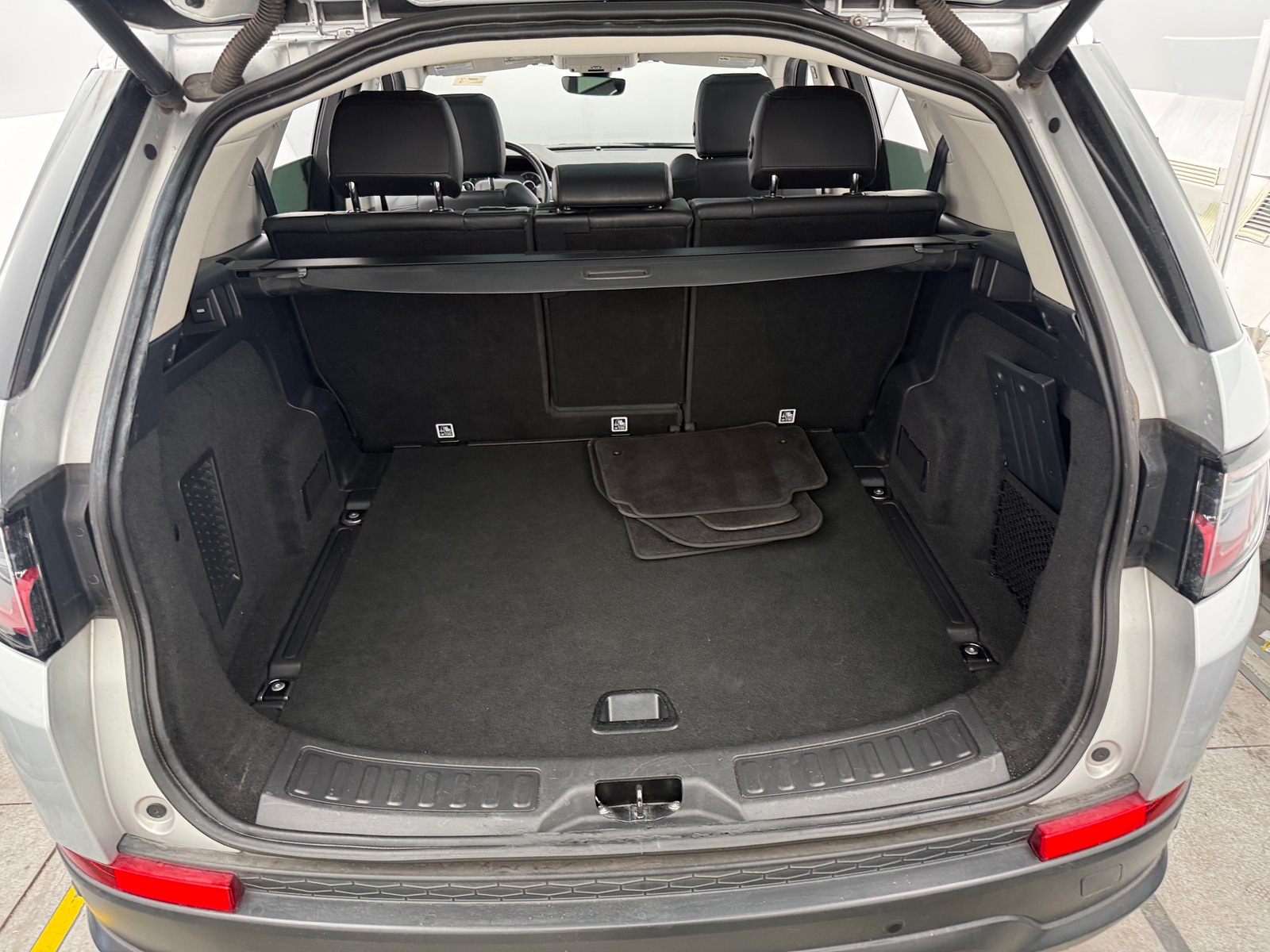 Thumbnail: 2020 Land Rover Discovery Sport - 6