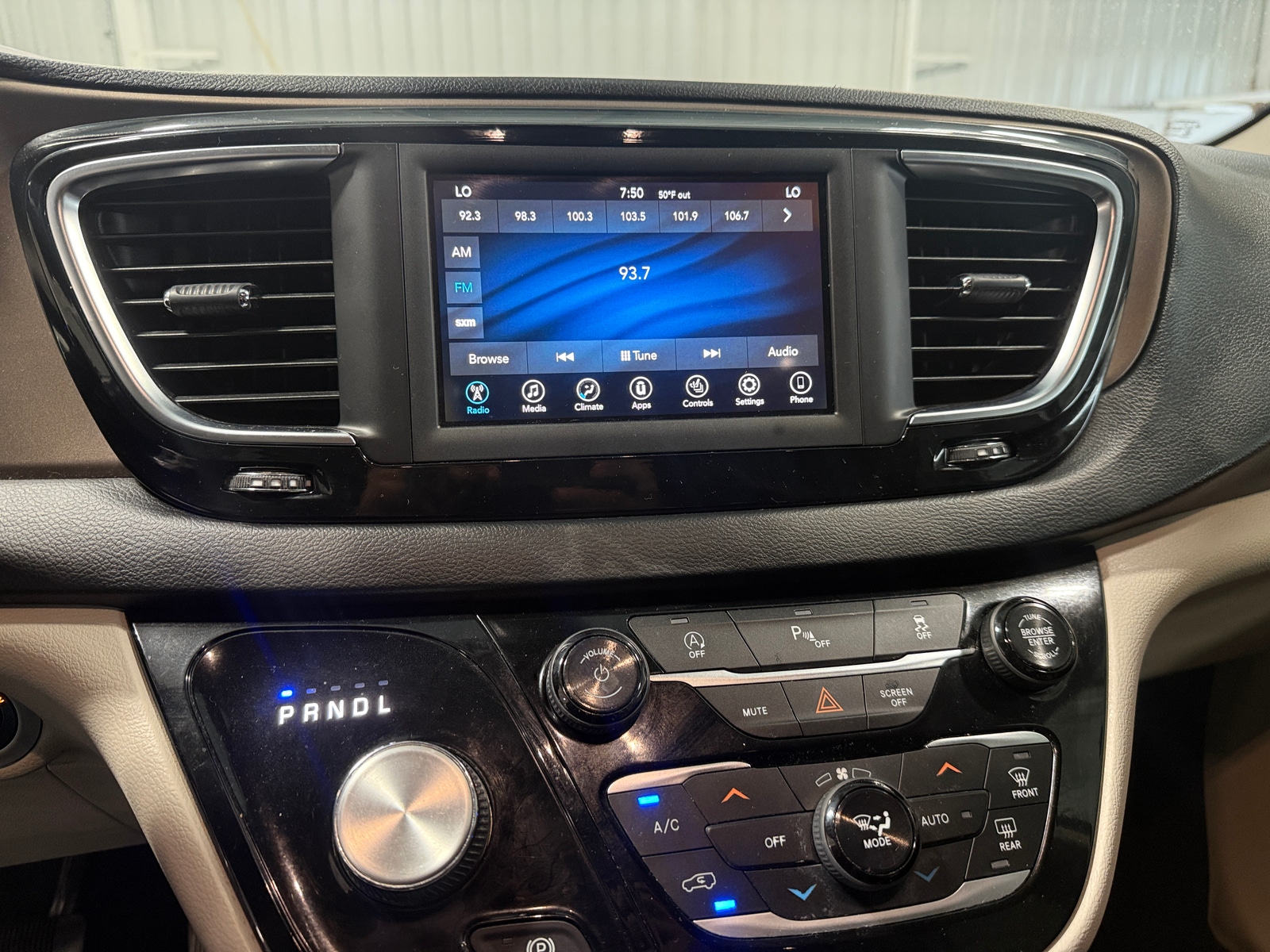 Thumbnail: 2018 Chrysler Pacifica - 3