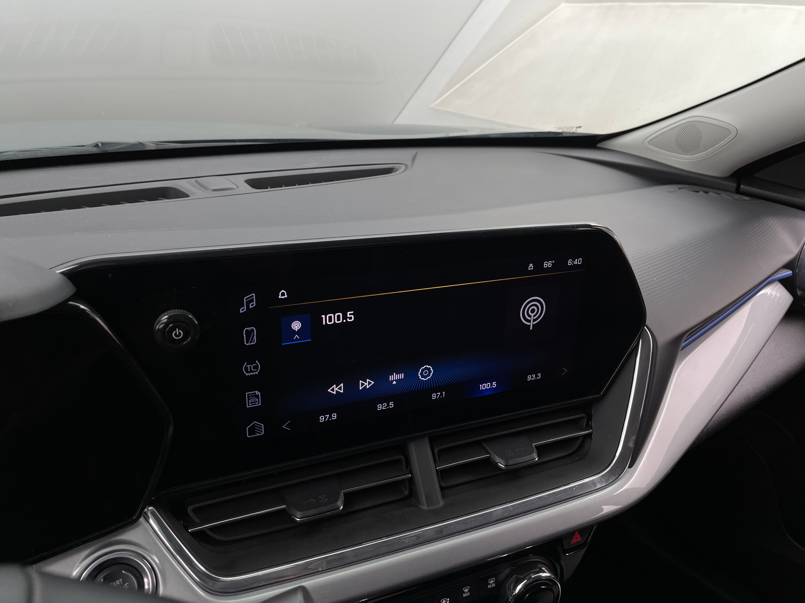 Thumbnail: 2025 Chevrolet Trax - 4