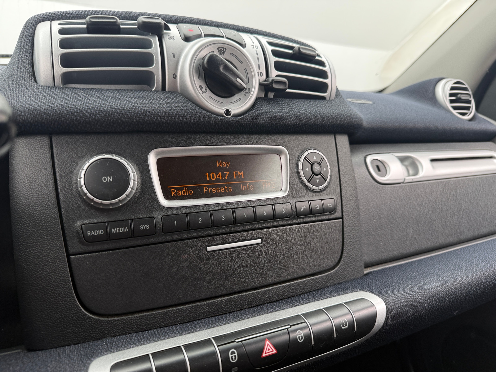 Thumbnail: 2015 smart fortwo - 3