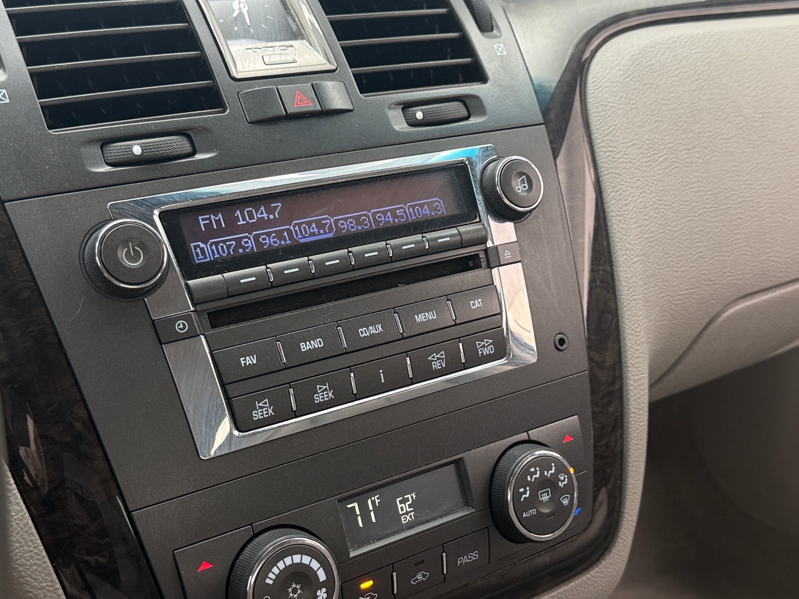 Thumbnail: 2011 Cadillac DTS - 3